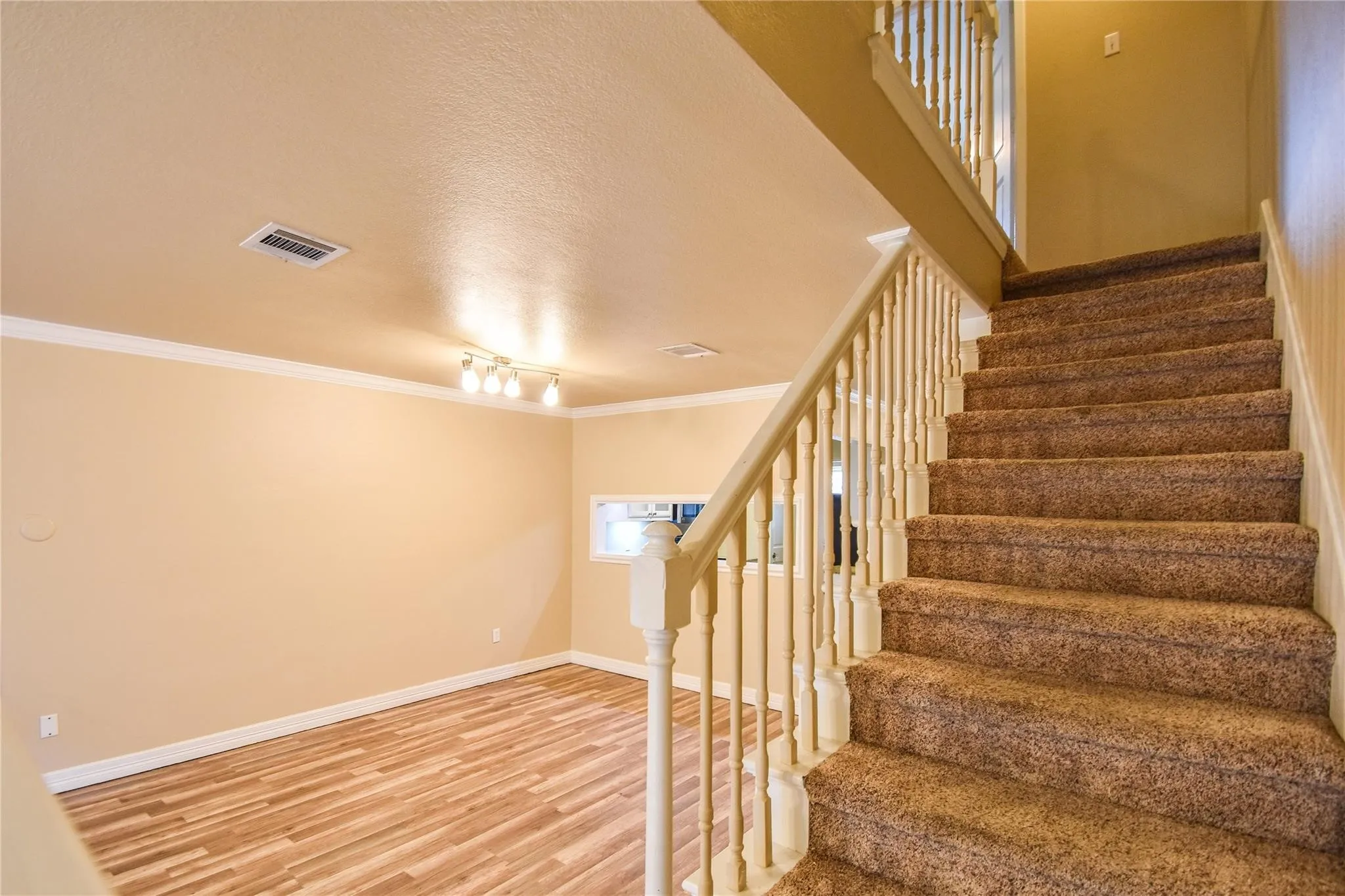 Townhouse For Rent in Tarrant County , 87 Winchester Drive, Euless, Texas 76039, 2 Bedroom, 2 Bathroom, Garage spaces, 1,120 Sqft, built in 1983, mls#21381219, Real Estate Agent in Euless, Homes For Rent in Tarrant county, Homes For Rent in Euless, Realtor in Euless Texas, Real Estate Brokerage Independent Realty Texas, Luminita Cordes Realtor