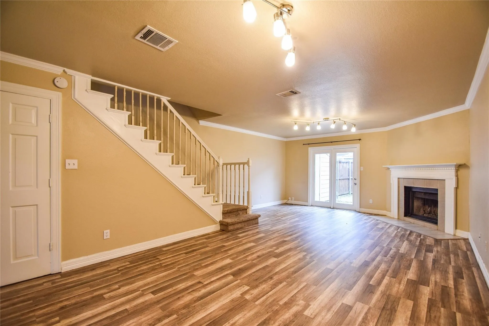 Townhouse For Rent in Tarrant County , 87 Winchester Drive, Euless, Texas 76039, 2 Bedroom, 2 Bathroom, Garage spaces, 1,120 Sqft, built in 1983, mls#21381219, Real Estate Agent in Euless, Homes For Rent in Tarrant county, Homes For Rent in Euless, Realtor in Euless Texas, Real Estate Brokerage Independent Realty Texas, Luminita Cordes Realtor