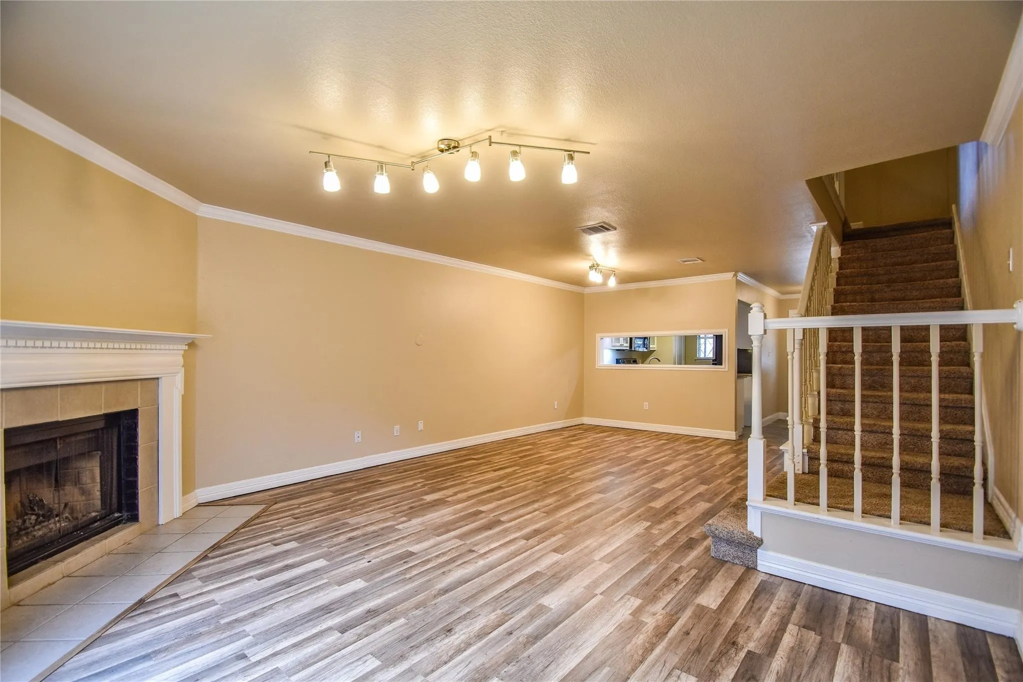 Townhouse For Rent in Tarrant County , 87 Winchester Drive, Euless, Texas 76039, 2 Bedroom, 2 Bathroom, Garage spaces, 1,120 Sqft, built in 1983, mls#21381219, Real Estate Agent in Euless, Homes For Rent in Tarrant county, Homes For Rent in Euless, Realtor in Euless Texas, Real Estate Brokerage Independent Realty Texas, Luminita Cordes Realtor