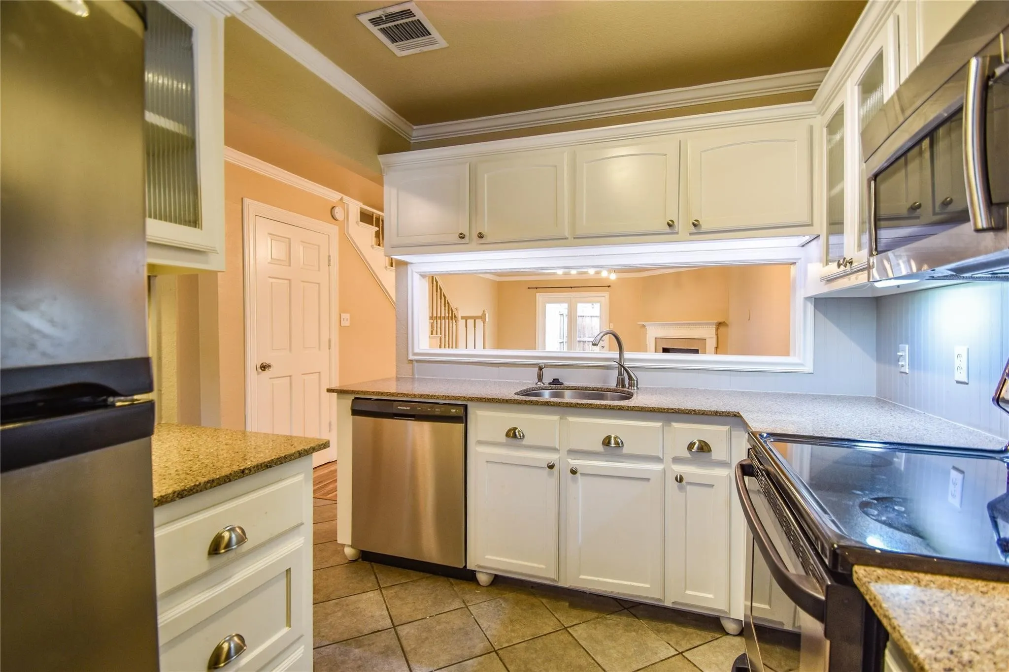 Townhouse For Rent in Tarrant County , 87 Winchester Drive, Euless, Texas 76039, 2 Bedroom, 2 Bathroom, Garage spaces, 1,120 Sqft, built in 1983, mls#21381219, Real Estate Agent in Euless, Homes For Rent in Tarrant county, Homes For Rent in Euless, Realtor in Euless Texas, Real Estate Brokerage Independent Realty Texas, Luminita Cordes Realtor
