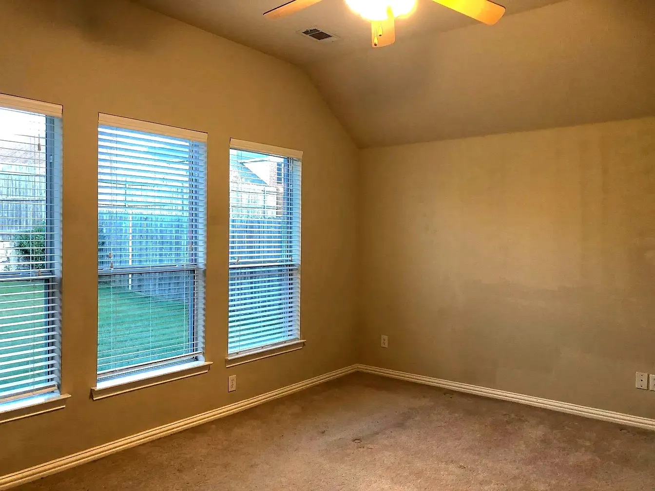 Vaulted ceiling with a ceiling fan light fixture