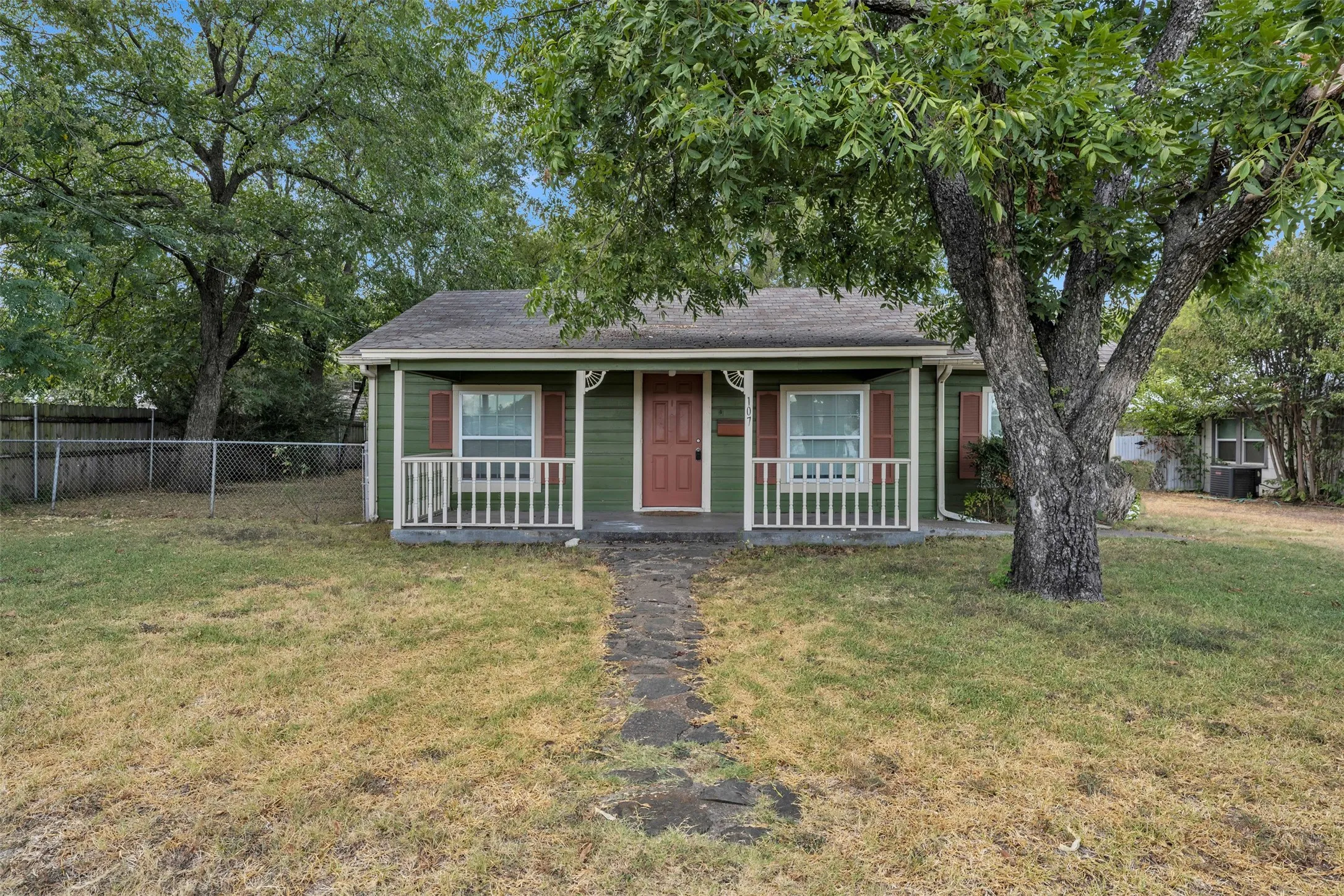 Single Family Residence For Rent in Tarrant County , 107 Brown Street, Mansfield, Texas 76063, 3 Bedroom, 2 Bathroom, Garage spaces, 1,288 Sqft, built in 1930, mls#21381205, Real Estate Agent in Mansfield, Homes For Rent in Tarrant county, Homes For Rent in Mansfield, Realtor in Mansfield Texas, Real Estate Brokerage Independent Realty Texas, Luminita Cordes Realtor