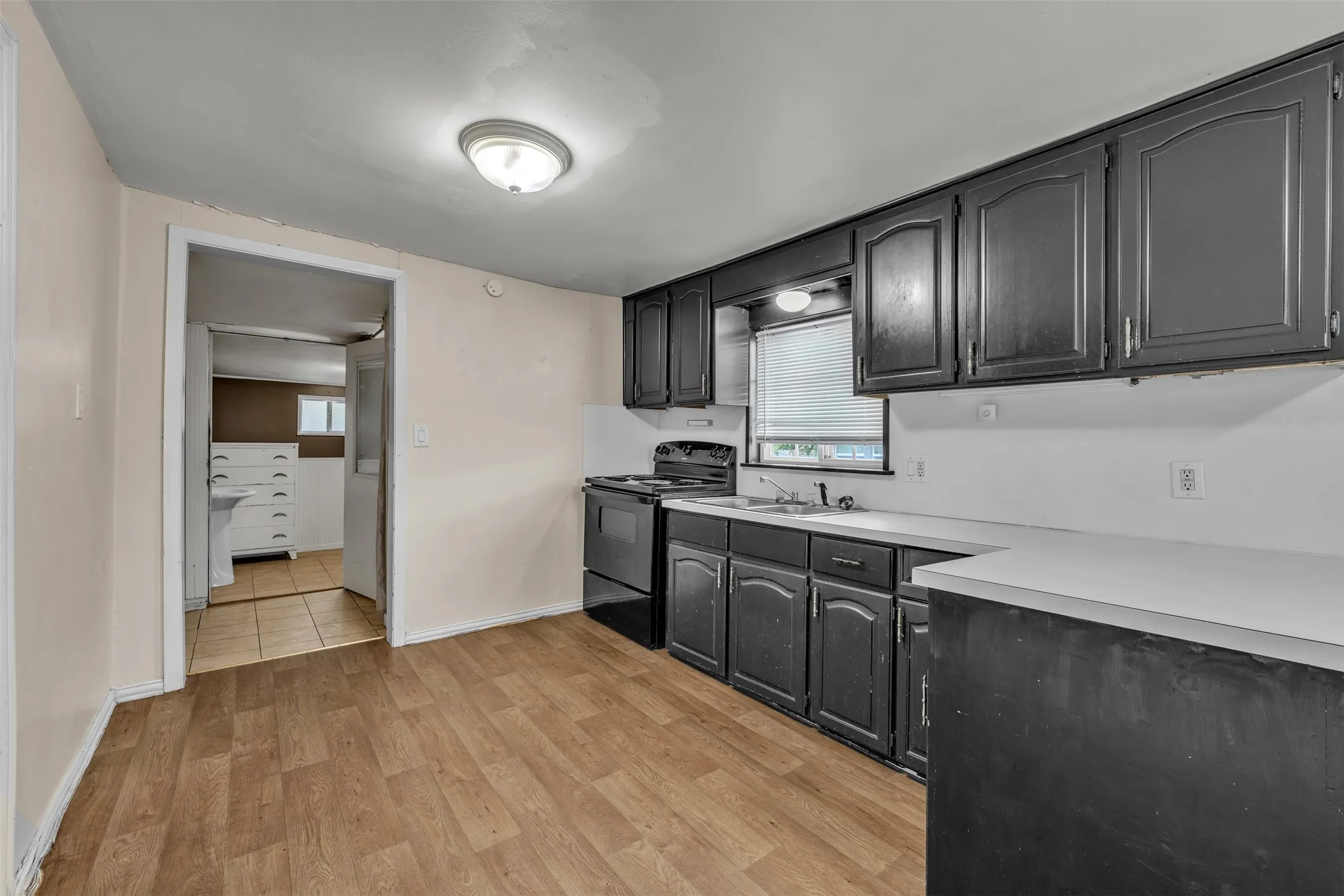 Single Family Residence For Rent in Tarrant County , 107 Brown Street, Mansfield, Texas 76063, 3 Bedroom, 2 Bathroom, Garage spaces, 1,288 Sqft, built in 1930, mls#21381205, Real Estate Agent in Mansfield, Homes For Rent in Tarrant county, Homes For Rent in Mansfield, Realtor in Mansfield Texas, Real Estate Brokerage Independent Realty Texas, Luminita Cordes Realtor