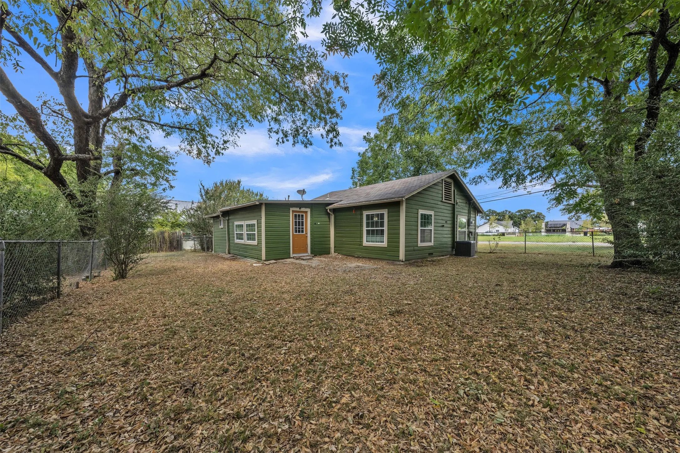 Single Family Residence For Rent in Tarrant County , 107 Brown Street, Mansfield, Texas 76063, 3 Bedroom, 2 Bathroom, Garage spaces, 1,288 Sqft, built in 1930, mls#21381205, Real Estate Agent in Mansfield, Homes For Rent in Tarrant county, Homes For Rent in Mansfield, Realtor in Mansfield Texas, Real Estate Brokerage Independent Realty Texas, Luminita Cordes Realtor