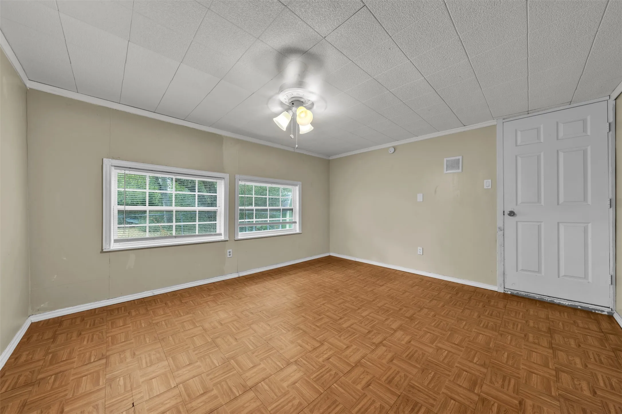 Single Family Residence For Rent in Tarrant County , 107 Brown Street, Mansfield, Texas 76063, 3 Bedroom, 2 Bathroom, Garage spaces, 1,288 Sqft, built in 1930, mls#21381205, Real Estate Agent in Mansfield, Homes For Rent in Tarrant county, Homes For Rent in Mansfield, Realtor in Mansfield Texas, Real Estate Brokerage Independent Realty Texas, Luminita Cordes Realtor
