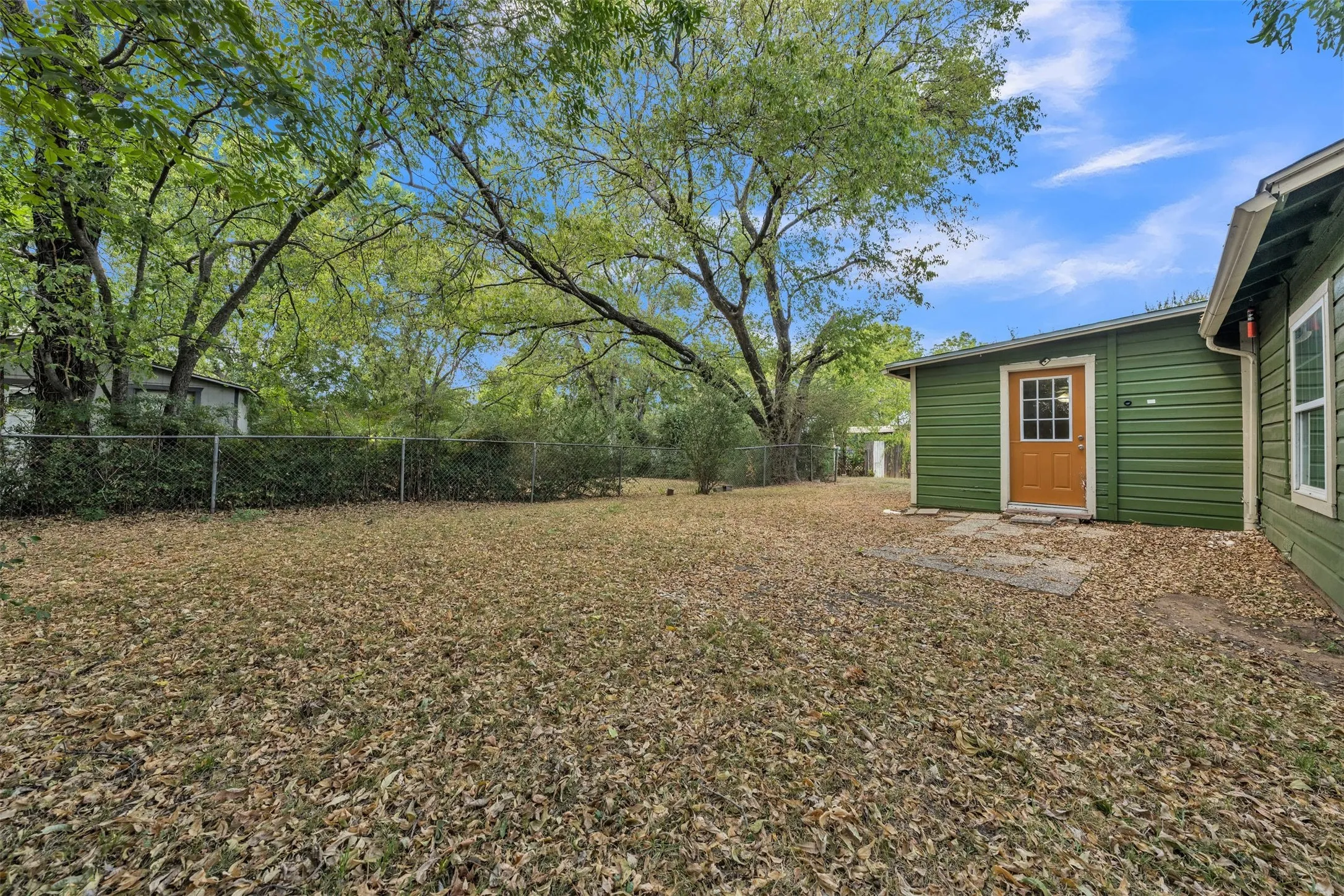 Single Family Residence For Rent in Tarrant County , 107 Brown Street, Mansfield, Texas 76063, 3 Bedroom, 2 Bathroom, Garage spaces, 1,288 Sqft, built in 1930, mls#21381205, Real Estate Agent in Mansfield, Homes For Rent in Tarrant county, Homes For Rent in Mansfield, Realtor in Mansfield Texas, Real Estate Brokerage Independent Realty Texas, Luminita Cordes Realtor