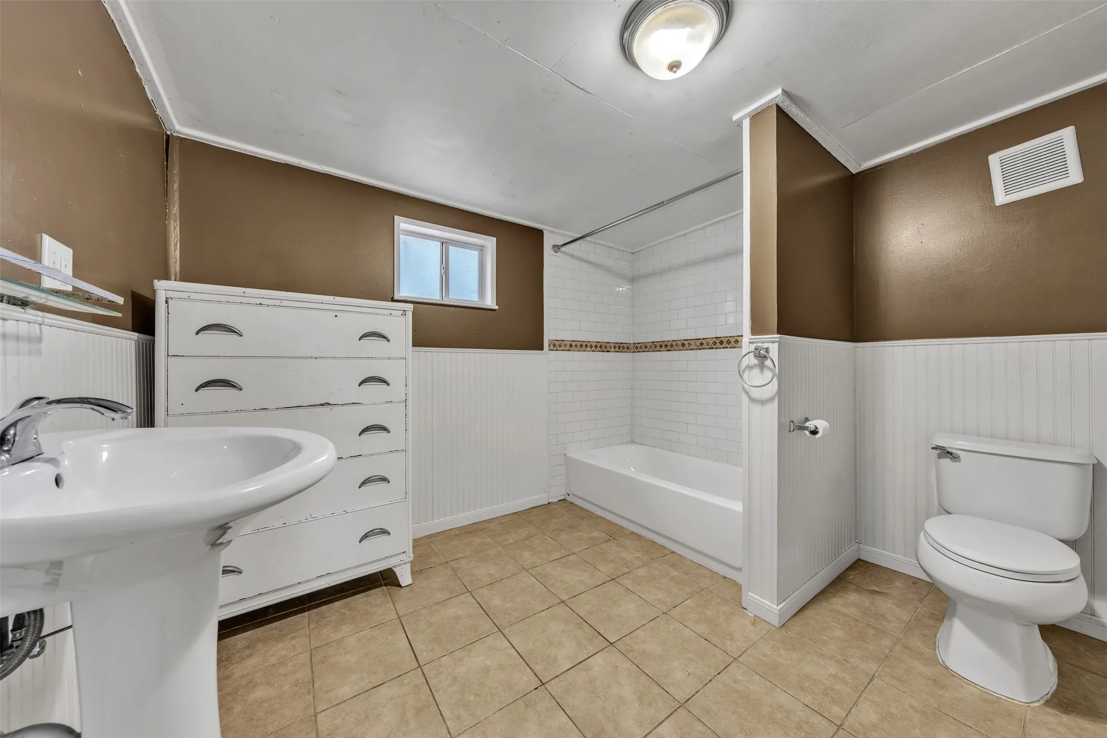 Single Family Residence For Rent in Tarrant County , 107 Brown Street, Mansfield, Texas 76063, 3 Bedroom, 2 Bathroom, Garage spaces, 1,288 Sqft, built in 1930, mls#21381205, Real Estate Agent in Mansfield, Homes For Rent in Tarrant county, Homes For Rent in Mansfield, Realtor in Mansfield Texas, Real Estate Brokerage Independent Realty Texas, Luminita Cordes Realtor