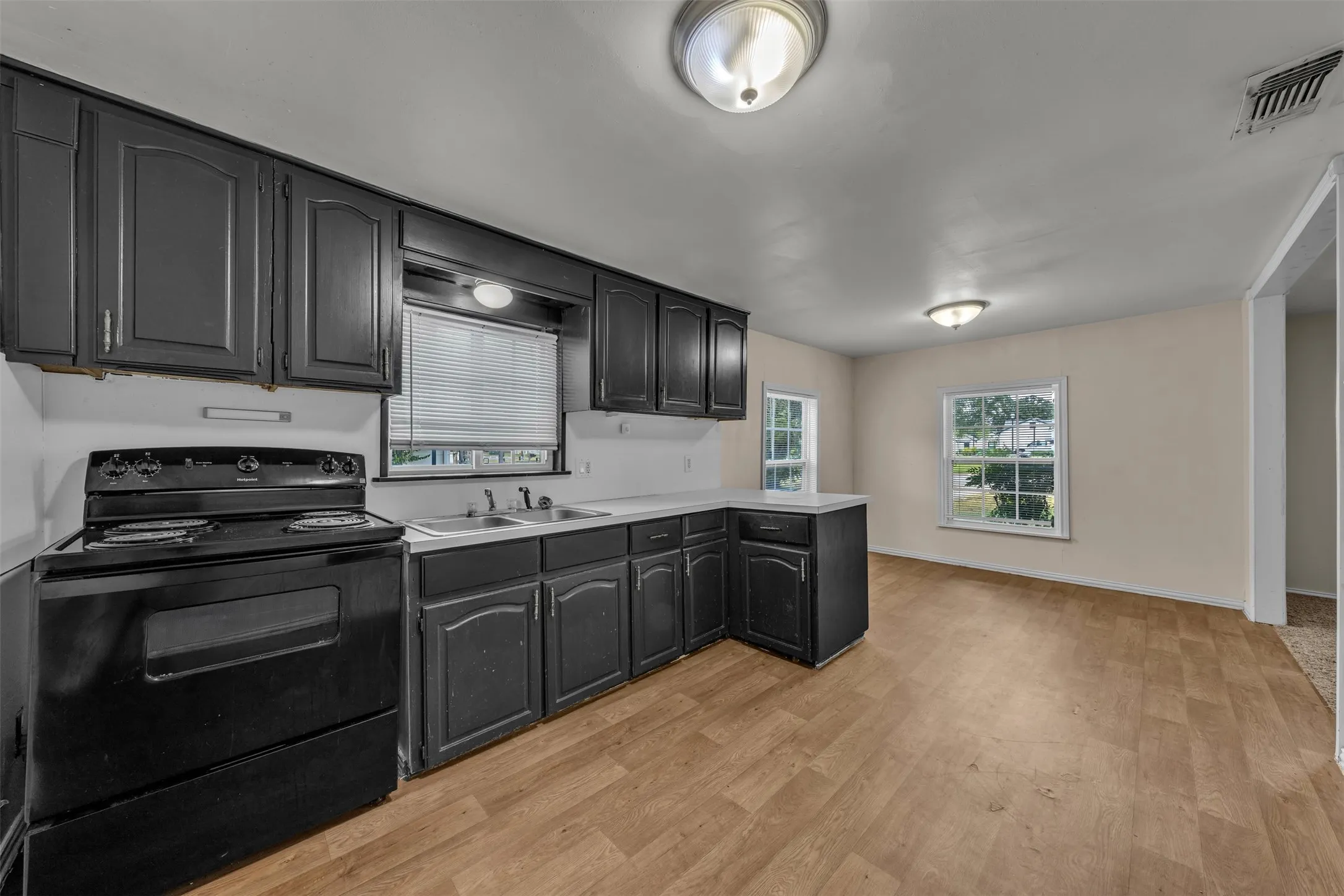 Single Family Residence For Rent in Tarrant County , 107 Brown Street, Mansfield, Texas 76063, 3 Bedroom, 2 Bathroom, Garage spaces, 1,288 Sqft, built in 1930, mls#21381205, Real Estate Agent in Mansfield, Homes For Rent in Tarrant county, Homes For Rent in Mansfield, Realtor in Mansfield Texas, Real Estate Brokerage Independent Realty Texas, Luminita Cordes Realtor