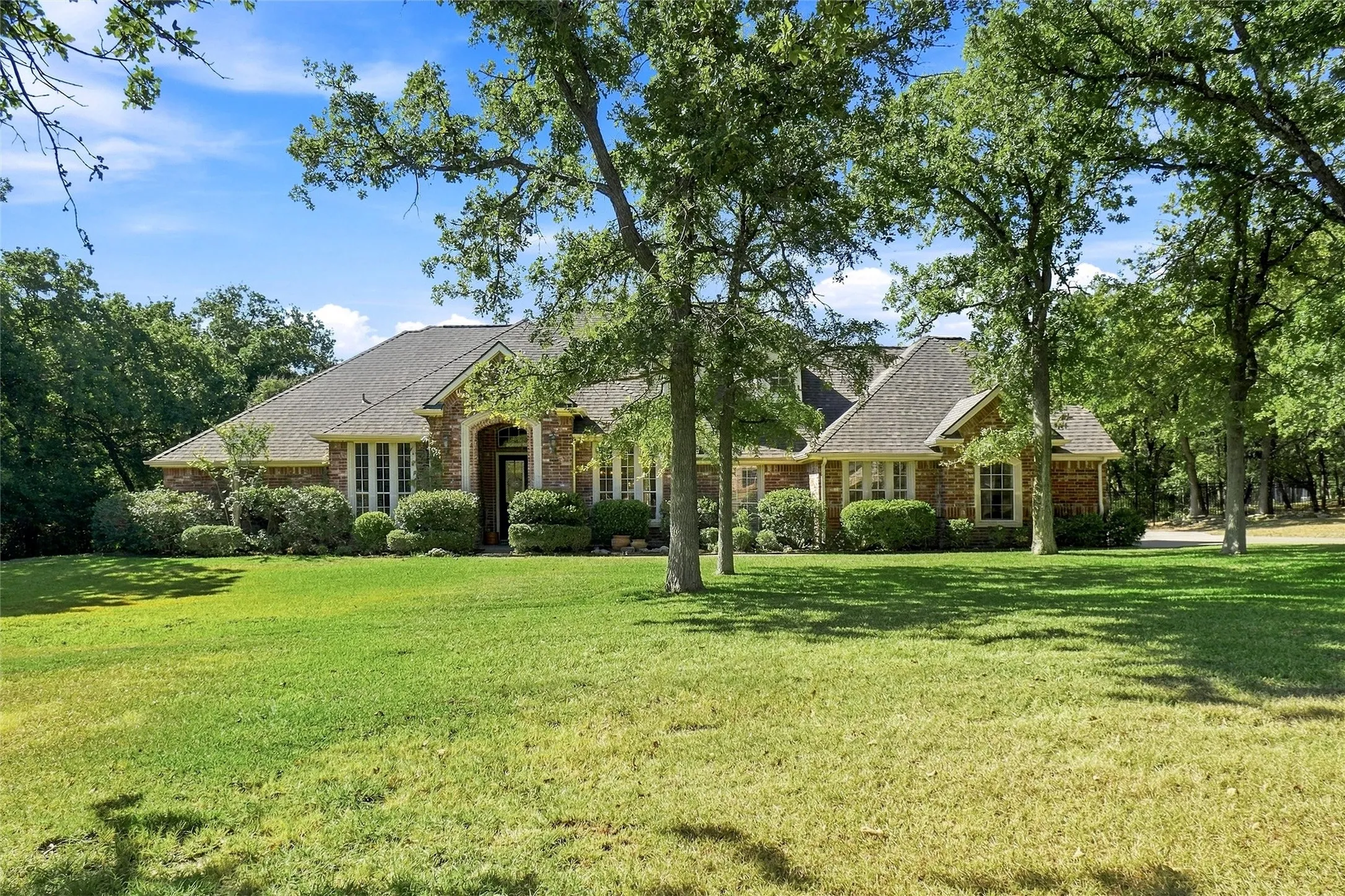 Single Family Residence For Sale in Parker County , 676 Boling Ranch Road, Azle, Texas 76020, 4 Bedroom, 3 Bathroom, 3 Garage spaces, 3,461 Sqft, built in 2002, mls#21370470, Real Estate Agent in Azle, Homes For Sale in Parker county, Homes For Sale in Azle, Realtor in Azle Texas, Real Estate Brokerage Independent Realty Texas, Luminita Cordes Realtor