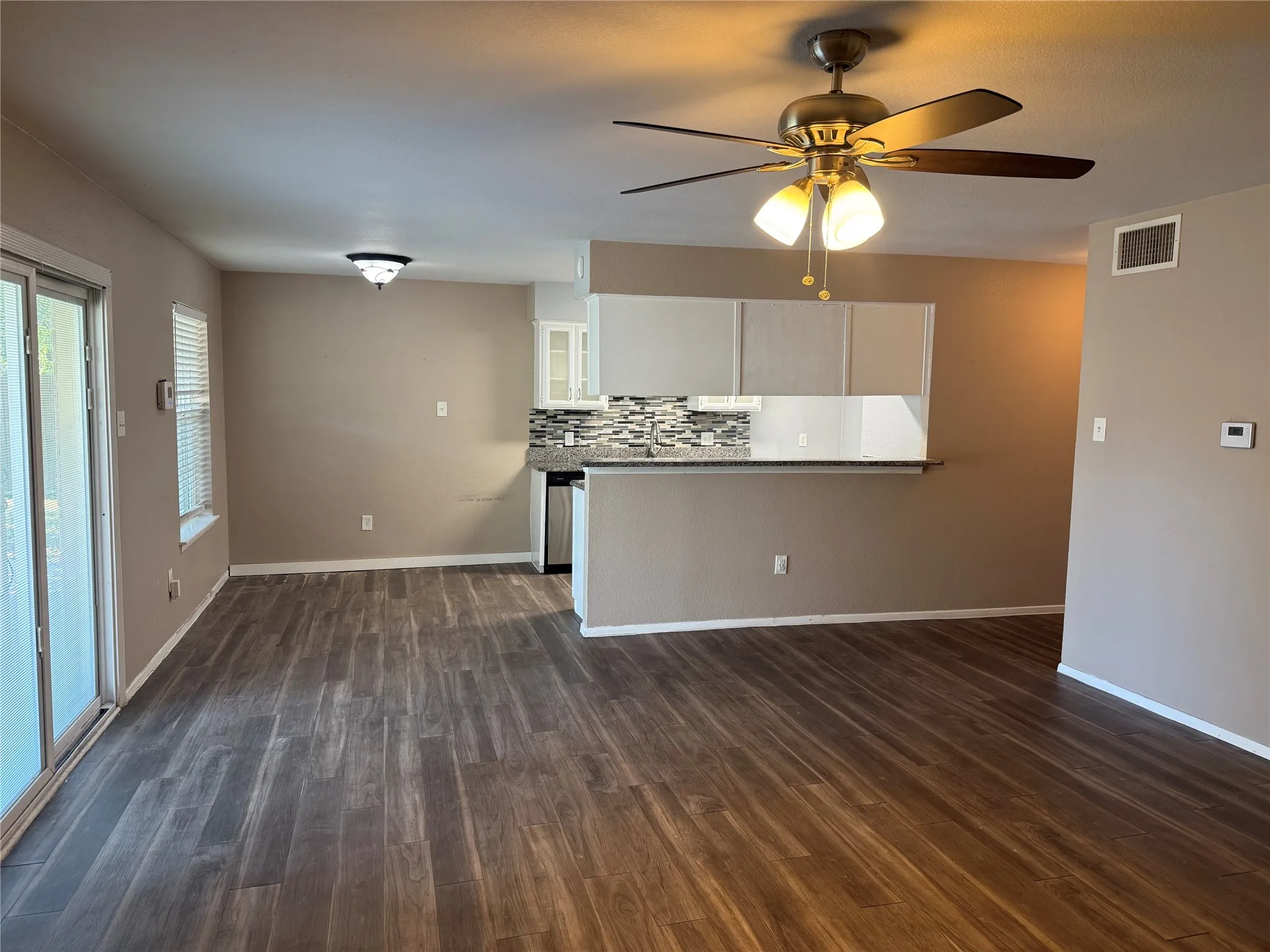 Single Family Residence For Sale in Tarrant County , 355 Ridgecrest Drive, Saginaw, Texas 76179, 3 Bedroom, 2 Bathroom, 2 Garage spaces, 1,439 Sqft, built in 1980, mls#21381214, Real Estate Agent in Saginaw, Homes For Sale in Tarrant county, Homes For Sale in Saginaw, Realtor in Saginaw Texas, Real Estate Brokerage Independent Realty Texas, Luminita Cordes Realtor