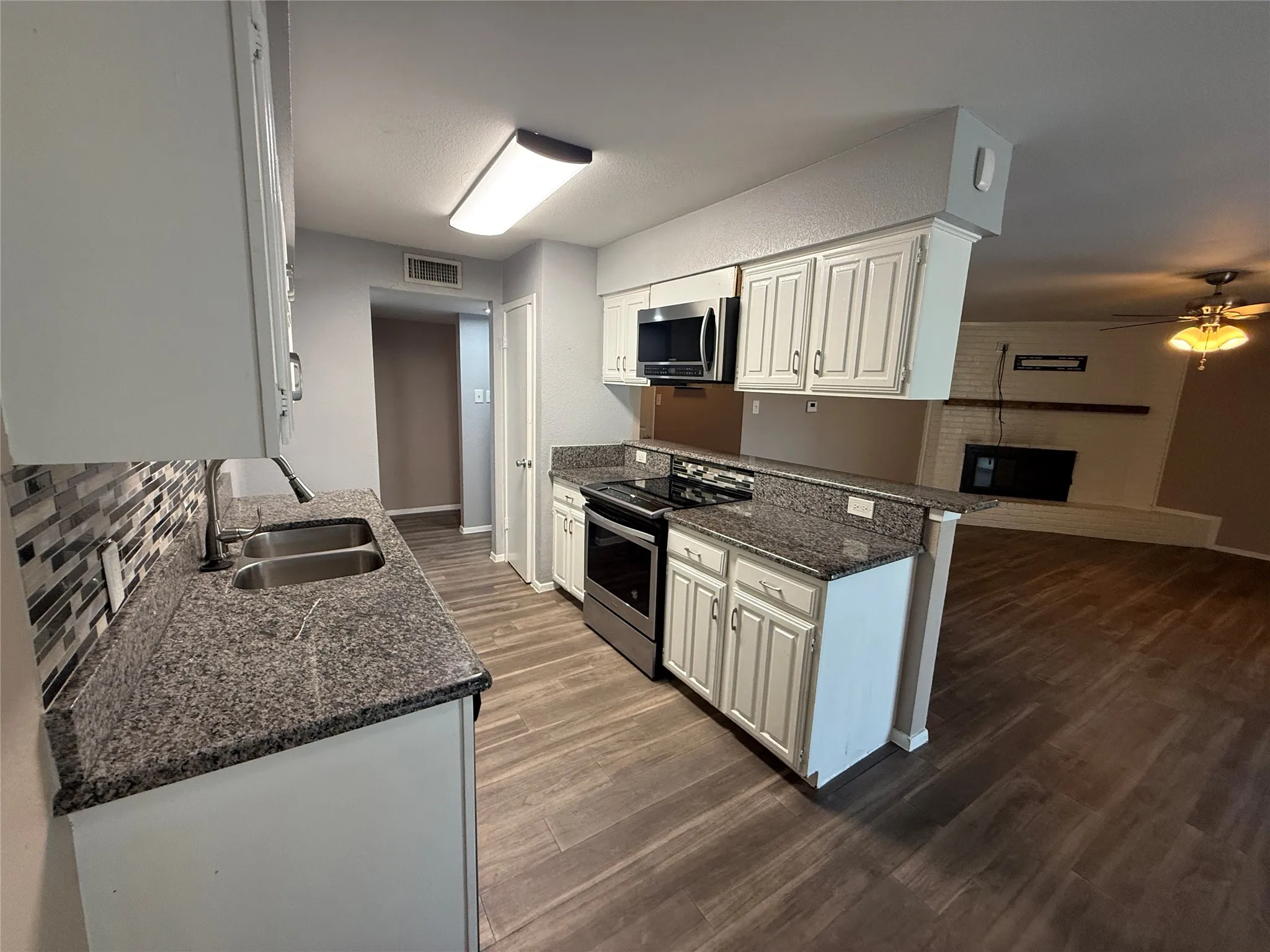 Single Family Residence For Sale in Tarrant County , 355 Ridgecrest Drive, Saginaw, Texas 76179, 3 Bedroom, 2 Bathroom, 2 Garage spaces, 1,439 Sqft, built in 1980, mls#21381214, Real Estate Agent in Saginaw, Homes For Sale in Tarrant county, Homes For Sale in Saginaw, Realtor in Saginaw Texas, Real Estate Brokerage Independent Realty Texas, Luminita Cordes Realtor