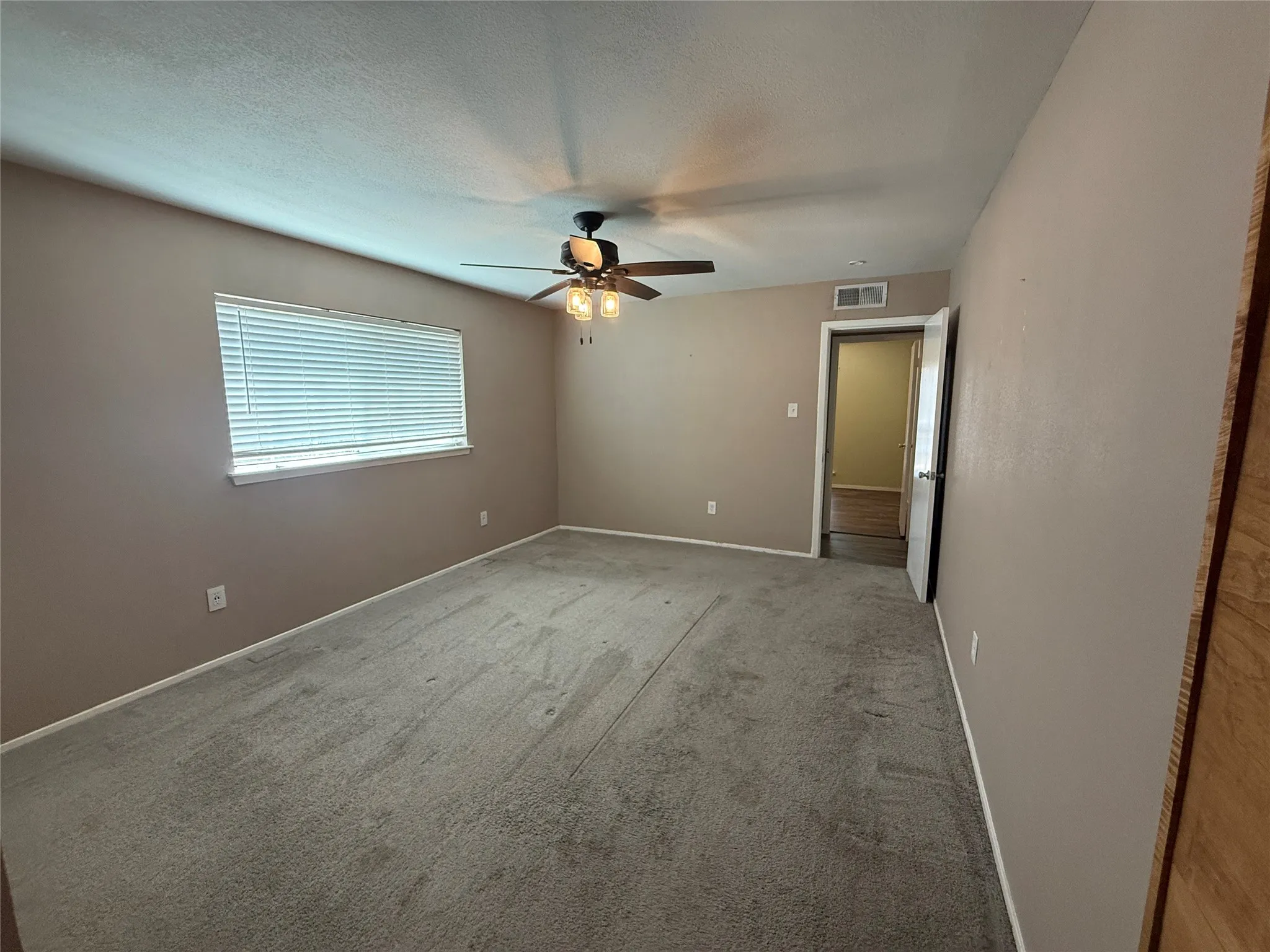 Single Family Residence For Sale in Tarrant County , 355 Ridgecrest Drive, Saginaw, Texas 76179, 3 Bedroom, 2 Bathroom, 2 Garage spaces, 1,439 Sqft, built in 1980, mls#21381214, Real Estate Agent in Saginaw, Homes For Sale in Tarrant county, Homes For Sale in Saginaw, Realtor in Saginaw Texas, Real Estate Brokerage Independent Realty Texas, Luminita Cordes Realtor