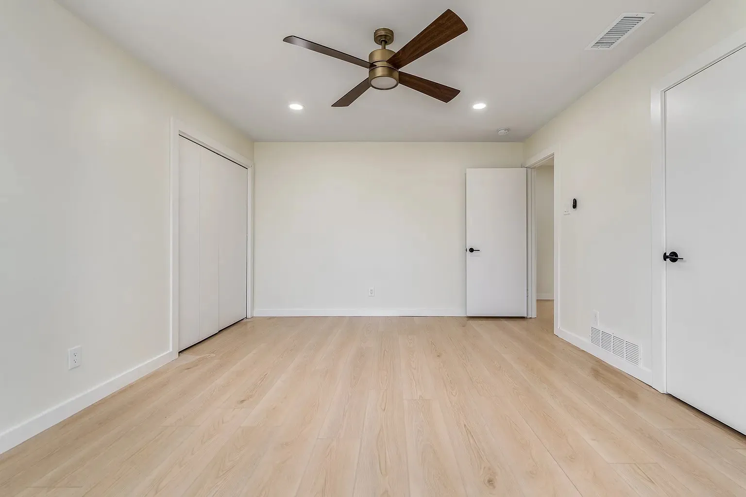 Townhouse For Rent in Dallas County , 2730 Golfing Green Drive, Farmers Branch, Texas 75234, 4 Bedroom, 3 Bathroom, Garage spaces, 1,740 Sqft, built in 1971, mls#21380918, Real Estate Agent in Farmers Branch, Homes For Rent in Dallas county, Homes For Rent in Farmers Branch, Realtor in Farmers Branch Texas, Real Estate Brokerage Independent Realty Texas, Luminita Cordes Realtor