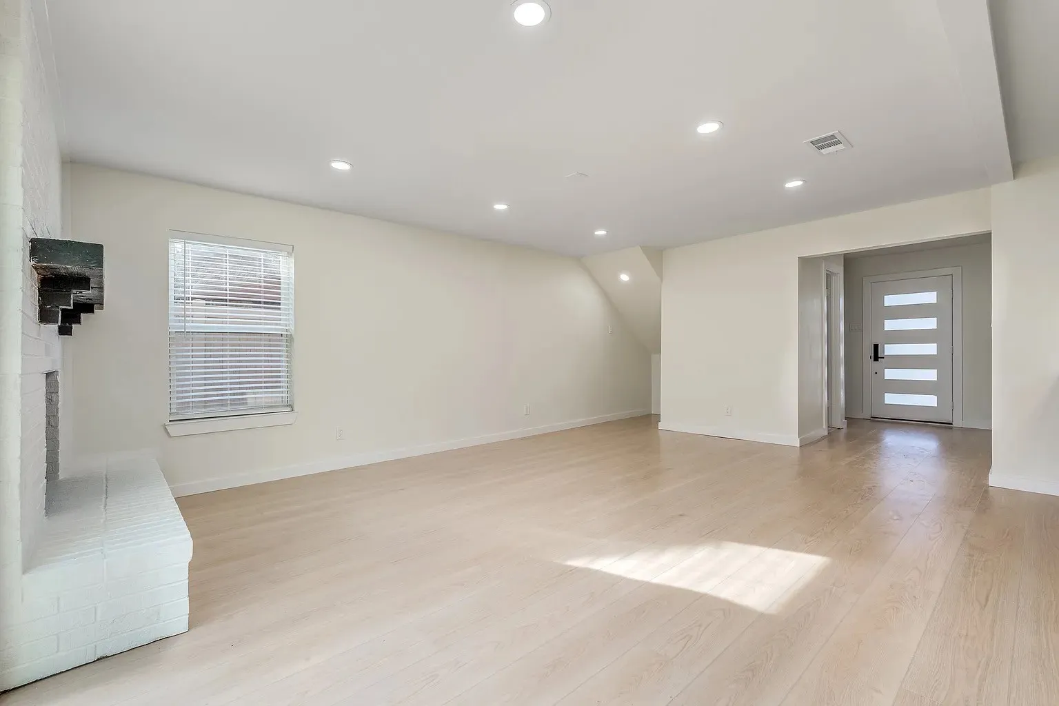 Townhouse For Rent in Dallas County , 2730 Golfing Green Drive, Farmers Branch, Texas 75234, 4 Bedroom, 3 Bathroom, Garage spaces, 1,740 Sqft, built in 1971, mls#21380918, Real Estate Agent in Farmers Branch, Homes For Rent in Dallas county, Homes For Rent in Farmers Branch, Realtor in Farmers Branch Texas, Real Estate Brokerage Independent Realty Texas, Luminita Cordes Realtor
