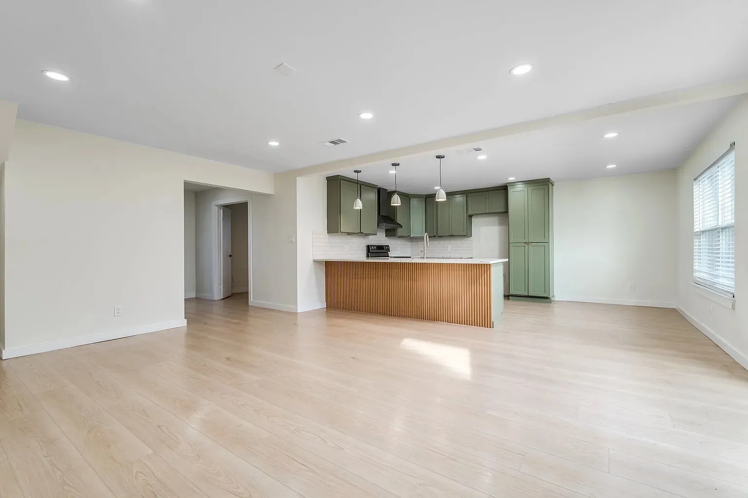Townhouse For Rent in Dallas County , 2730 Golfing Green Drive, Farmers Branch, Texas 75234, 4 Bedroom, 3 Bathroom, Garage spaces, 1,740 Sqft, built in 1971, mls#21380918, Real Estate Agent in Farmers Branch, Homes For Rent in Dallas county, Homes For Rent in Farmers Branch, Realtor in Farmers Branch Texas, Real Estate Brokerage Independent Realty Texas, Luminita Cordes Realtor