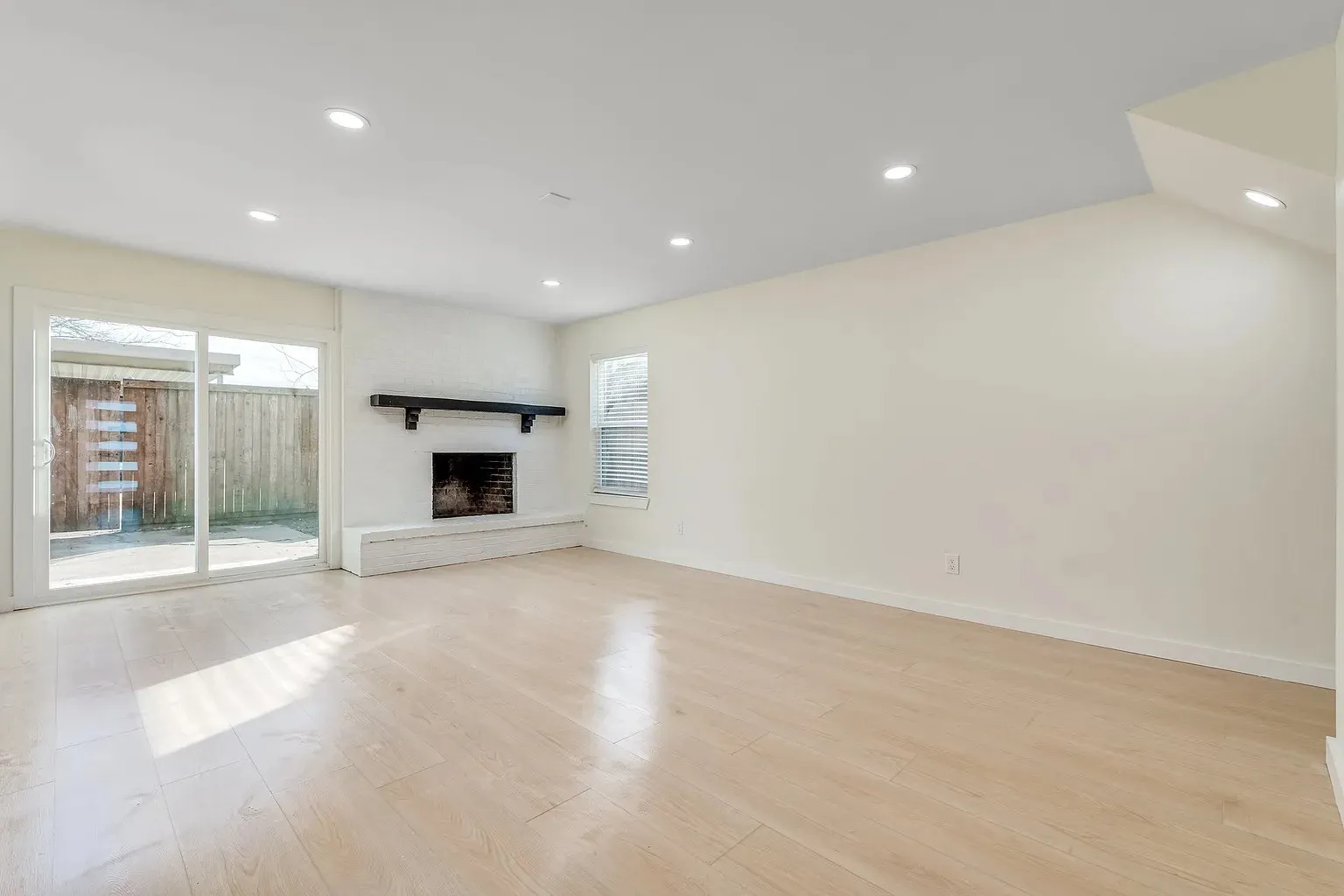 Townhouse For Rent in Dallas County , 2730 Golfing Green Drive, Farmers Branch, Texas 75234, 4 Bedroom, 3 Bathroom, Garage spaces, 1,740 Sqft, built in 1971, mls#21380918, Real Estate Agent in Farmers Branch, Homes For Rent in Dallas county, Homes For Rent in Farmers Branch, Realtor in Farmers Branch Texas, Real Estate Brokerage Independent Realty Texas, Luminita Cordes Realtor