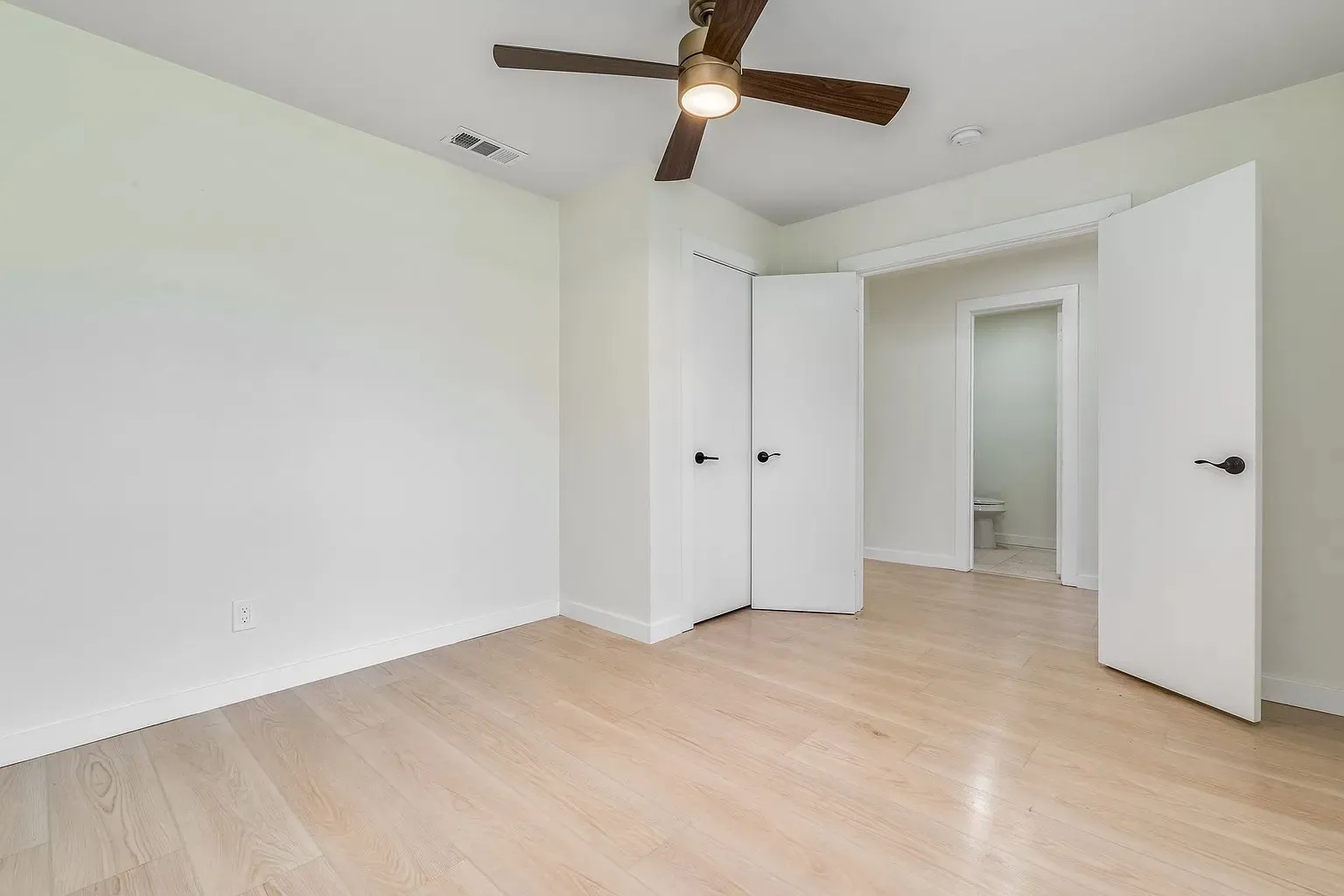Townhouse For Rent in Dallas County , 2730 Golfing Green Drive, Farmers Branch, Texas 75234, 4 Bedroom, 3 Bathroom, Garage spaces, 1,740 Sqft, built in 1971, mls#21380918, Real Estate Agent in Farmers Branch, Homes For Rent in Dallas county, Homes For Rent in Farmers Branch, Realtor in Farmers Branch Texas, Real Estate Brokerage Independent Realty Texas, Luminita Cordes Realtor