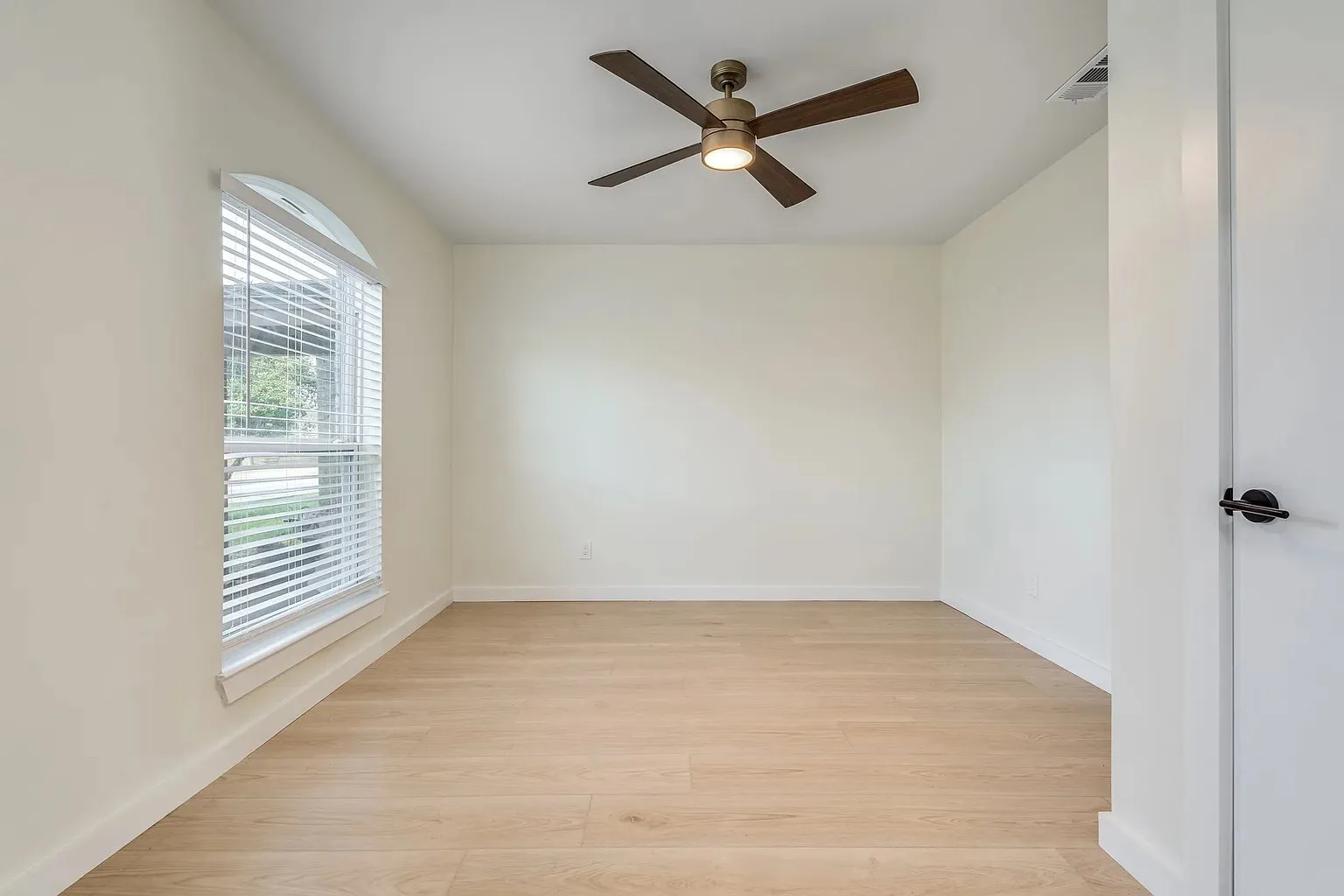 Townhouse For Rent in Dallas County , 2730 Golfing Green Drive, Farmers Branch, Texas 75234, 4 Bedroom, 3 Bathroom, Garage spaces, 1,740 Sqft, built in 1971, mls#21380918, Real Estate Agent in Farmers Branch, Homes For Rent in Dallas county, Homes For Rent in Farmers Branch, Realtor in Farmers Branch Texas, Real Estate Brokerage Independent Realty Texas, Luminita Cordes Realtor