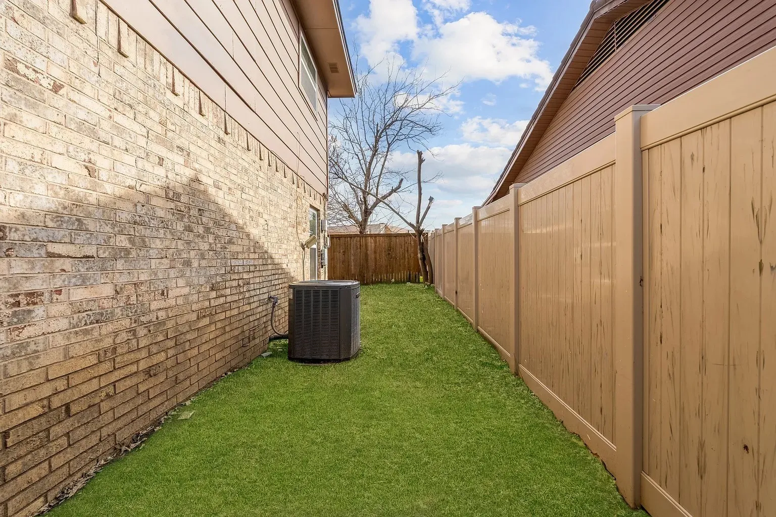 Townhouse For Rent in Dallas County , 2730 Golfing Green Drive, Farmers Branch, Texas 75234, 4 Bedroom, 3 Bathroom, Garage spaces, 1,740 Sqft, built in 1971, mls#21380918, Real Estate Agent in Farmers Branch, Homes For Rent in Dallas county, Homes For Rent in Farmers Branch, Realtor in Farmers Branch Texas, Real Estate Brokerage Independent Realty Texas, Luminita Cordes Realtor