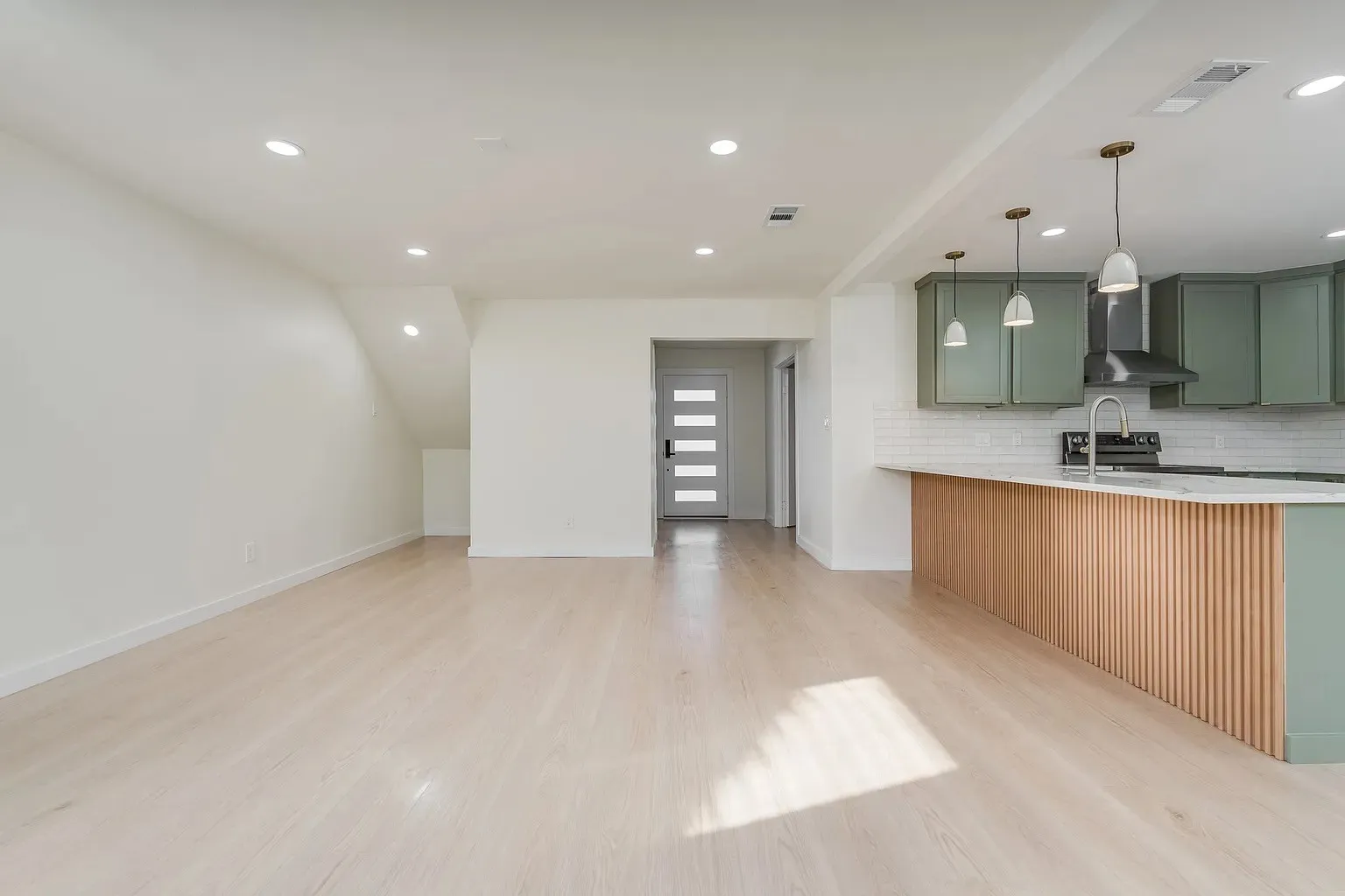 Townhouse For Rent in Dallas County , 2730 Golfing Green Drive, Farmers Branch, Texas 75234, 4 Bedroom, 3 Bathroom, Garage spaces, 1,740 Sqft, built in 1971, mls#21380918, Real Estate Agent in Farmers Branch, Homes For Rent in Dallas county, Homes For Rent in Farmers Branch, Realtor in Farmers Branch Texas, Real Estate Brokerage Independent Realty Texas, Luminita Cordes Realtor