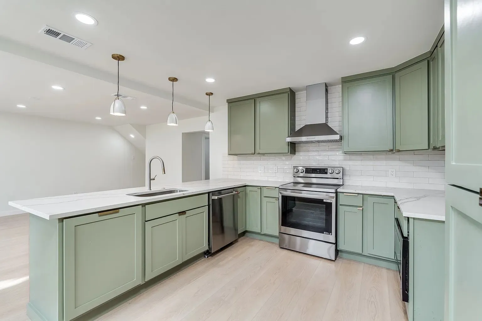 Townhouse For Rent in Dallas County , 2730 Golfing Green Drive, Farmers Branch, Texas 75234, 4 Bedroom, 3 Bathroom, Garage spaces, 1,740 Sqft, built in 1971, mls#21380918, Real Estate Agent in Farmers Branch, Homes For Rent in Dallas county, Homes For Rent in Farmers Branch, Realtor in Farmers Branch Texas, Real Estate Brokerage Independent Realty Texas, Luminita Cordes Realtor