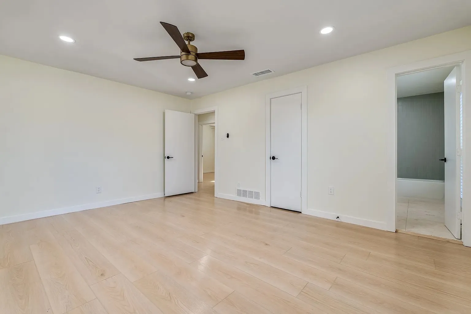 Townhouse For Rent in Dallas County , 2730 Golfing Green Drive, Farmers Branch, Texas 75234, 4 Bedroom, 3 Bathroom, Garage spaces, 1,740 Sqft, built in 1971, mls#21380918, Real Estate Agent in Farmers Branch, Homes For Rent in Dallas county, Homes For Rent in Farmers Branch, Realtor in Farmers Branch Texas, Real Estate Brokerage Independent Realty Texas, Luminita Cordes Realtor
