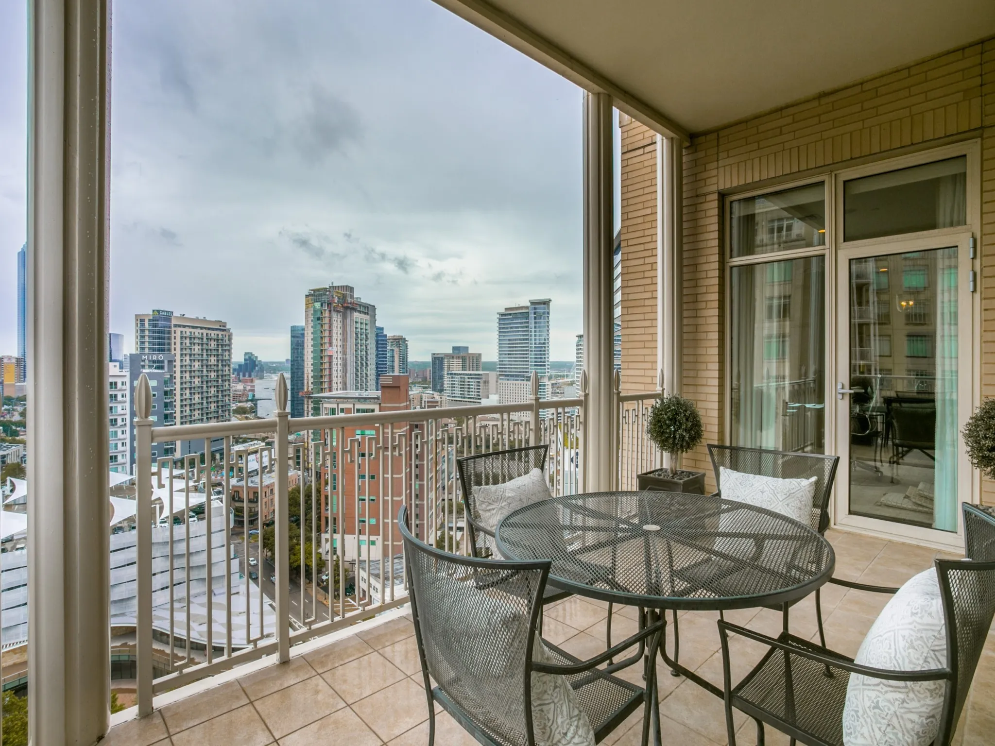 Condominium For Rent in Dallas County , 2555 N Pearl Street 1502, Dallas, Texas 75201, 2 Bedroom, 3 Bathroom, 2 Garage spaces, 2,164 Sqft, built in 2007, mls#21381209, Real Estate Agent in Dallas, Homes For Rent in Dallas county, Homes For Rent in Dallas, Realtor in Dallas Texas, Real Estate Brokerage Independent Realty Texas, Luminita Cordes Realtor