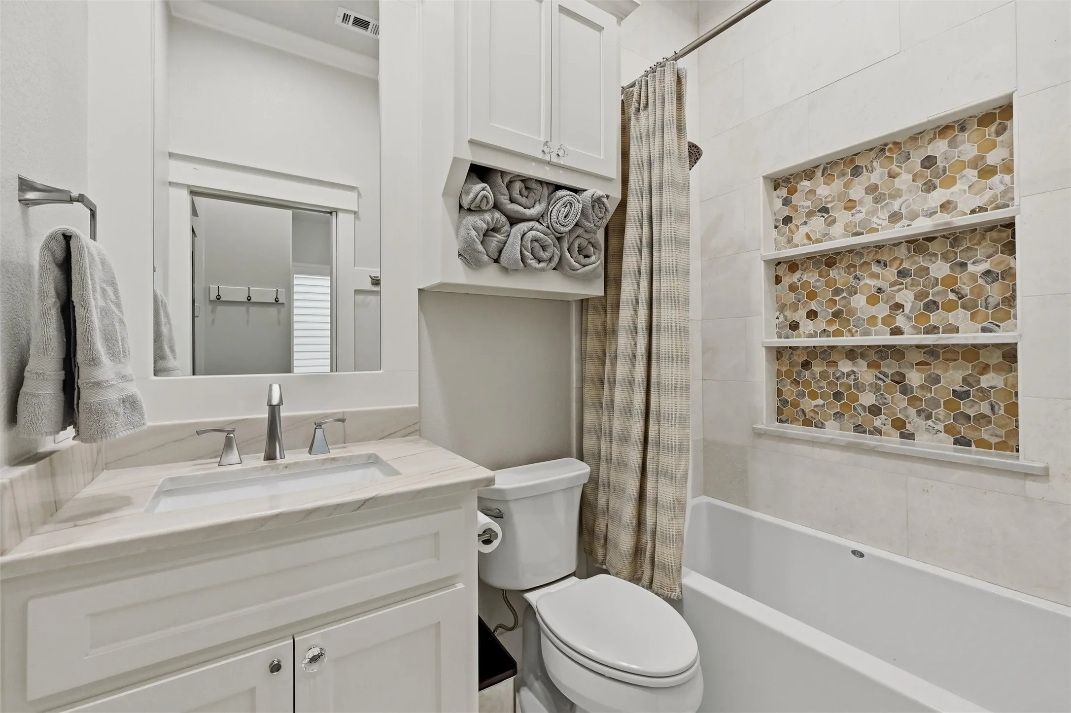 Single Family Residence For Sale in Cooke County , 613 Kiowa Drive W, Lake Kiowa, Texas 76240, 4 Bedroom, 5 Bathroom, 2 Garage spaces, 3,653 Sqft, built in 2021, mls#21381181, Real Estate Agent in Lake Kiowa, Homes For Sale in Cooke county, Homes For Sale in Lake Kiowa, Realtor in Lake Kiowa Texas, Real Estate Brokerage Independent Realty Texas, Luminita Cordes Realtor