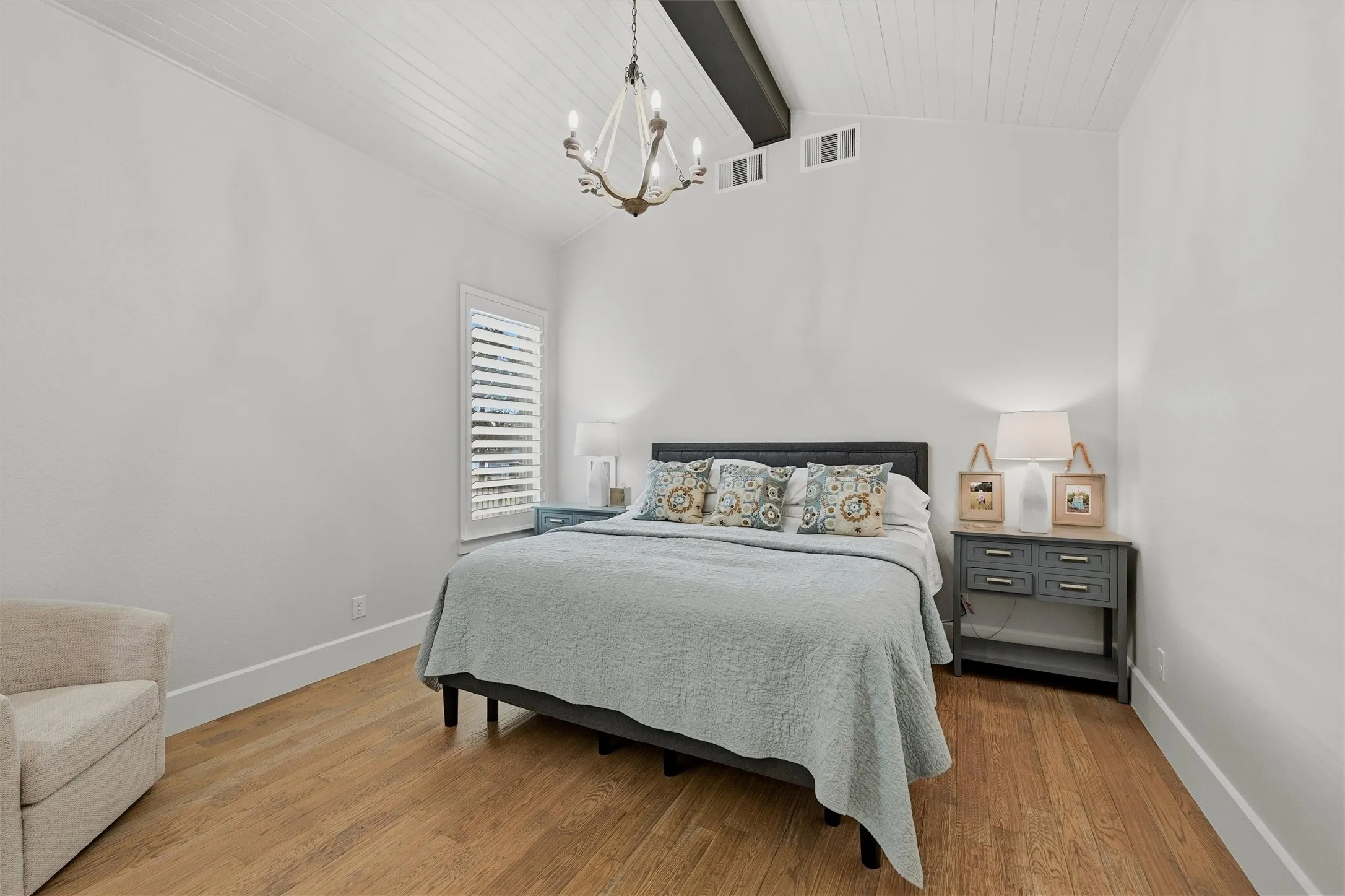Single Family Residence For Sale in Cooke County , 613 Kiowa Drive W, Lake Kiowa, Texas 76240, 4 Bedroom, 5 Bathroom, 2 Garage spaces, 3,653 Sqft, built in 2021, mls#21381181, Real Estate Agent in Lake Kiowa, Homes For Sale in Cooke county, Homes For Sale in Lake Kiowa, Realtor in Lake Kiowa Texas, Real Estate Brokerage Independent Realty Texas, Luminita Cordes Realtor