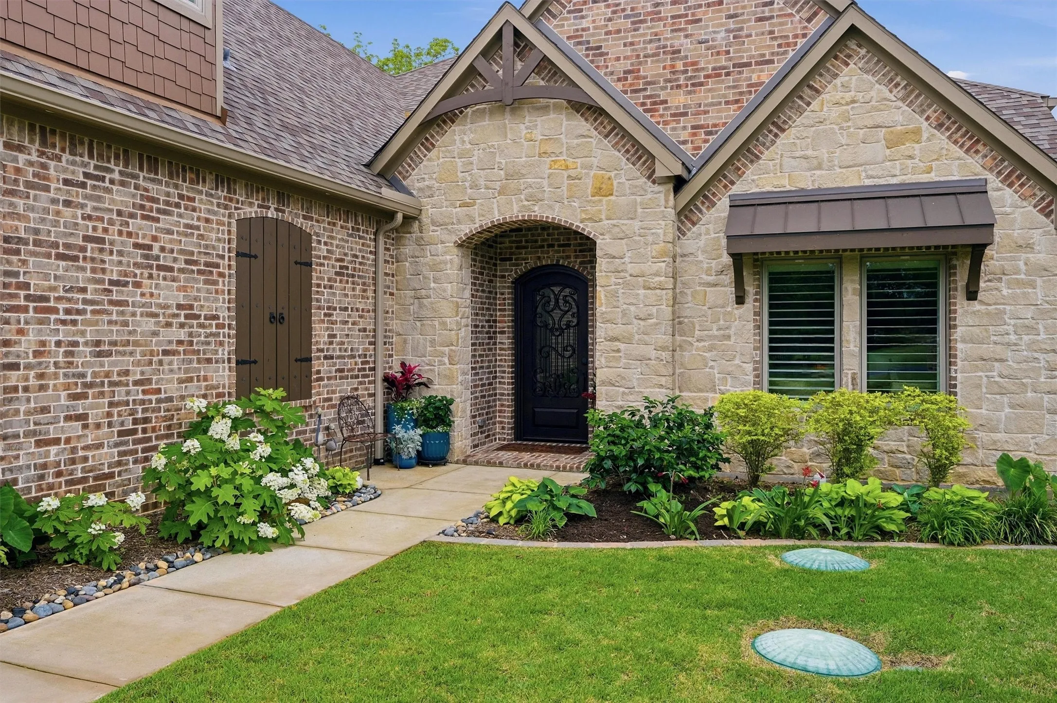 Single Family Residence For Sale in Cooke County , 613 Kiowa Drive W, Lake Kiowa, Texas 76240, 4 Bedroom, 5 Bathroom, 2 Garage spaces, 3,653 Sqft, built in 2021, mls#21381181, Real Estate Agent in Lake Kiowa, Homes For Sale in Cooke county, Homes For Sale in Lake Kiowa, Realtor in Lake Kiowa Texas, Real Estate Brokerage Independent Realty Texas, Luminita Cordes Realtor