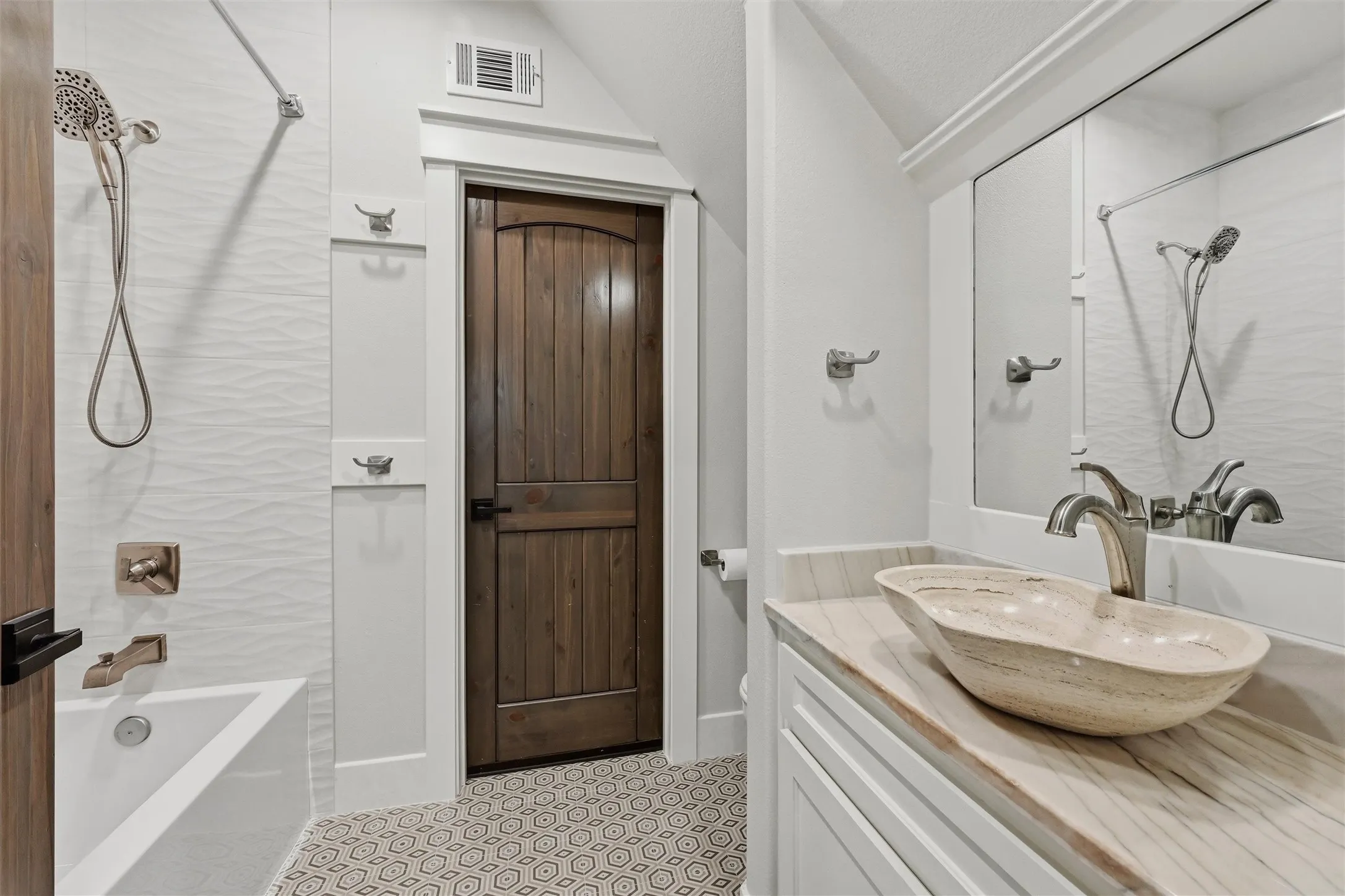 Single Family Residence For Sale in Cooke County , 613 Kiowa Drive W, Lake Kiowa, Texas 76240, 4 Bedroom, 5 Bathroom, 2 Garage spaces, 3,653 Sqft, built in 2021, mls#21381181, Real Estate Agent in Lake Kiowa, Homes For Sale in Cooke county, Homes For Sale in Lake Kiowa, Realtor in Lake Kiowa Texas, Real Estate Brokerage Independent Realty Texas, Luminita Cordes Realtor