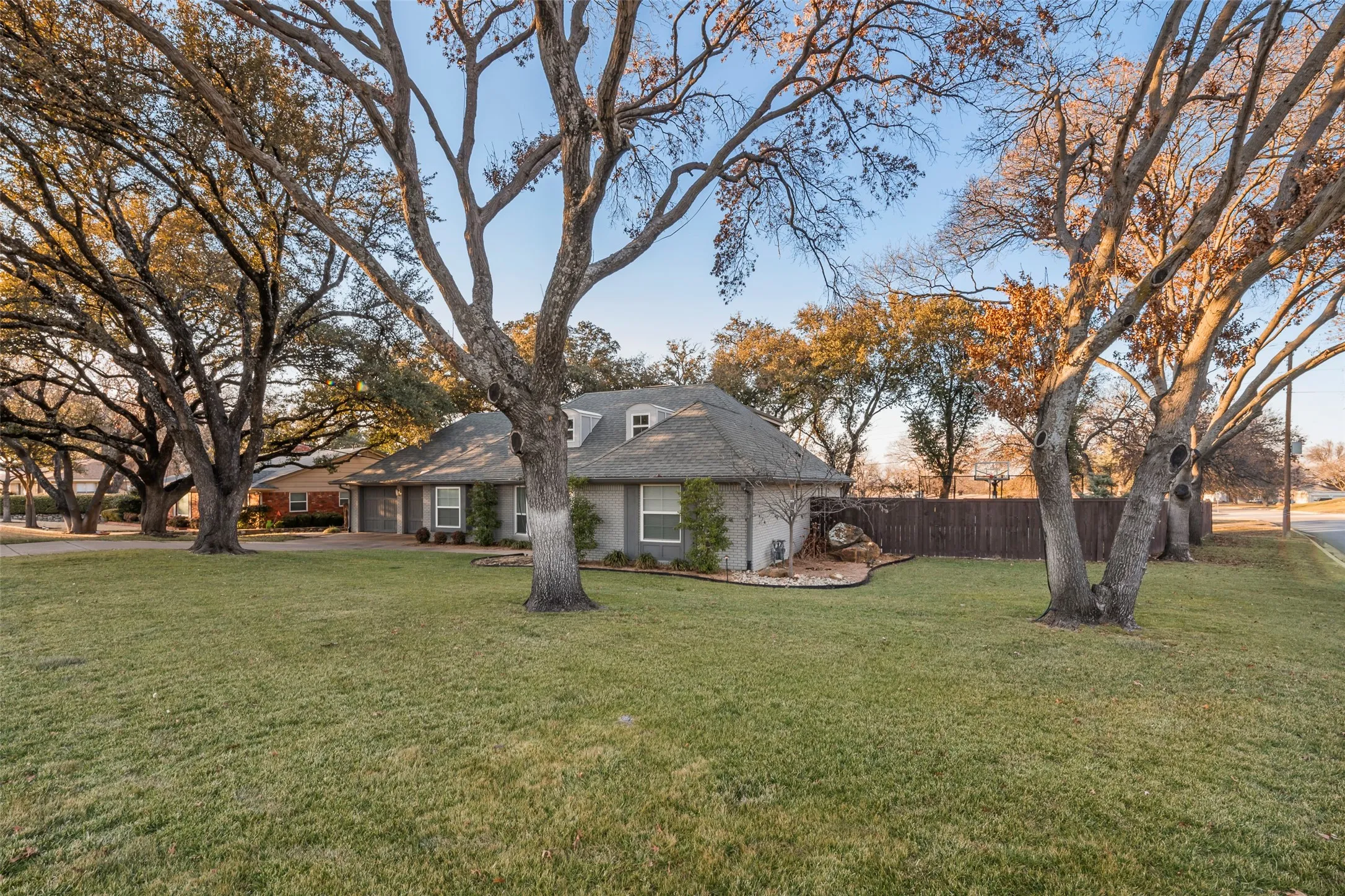 Single Family Residence For Sale in Tarrant County , 6500 Dakar Road W, Fort Worth, Texas 76116, 4 Bedroom, 4 Bathroom, 2 Garage spaces, 2,977 Sqft, built in 1961, mls#21374890, Real Estate Agent in Fort Worth, Homes For Sale in Tarrant county, Homes For Sale in Fort Worth, Realtor in Fort Worth Texas, Real Estate Brokerage Independent Realty Texas, Luminita Cordes Realtor