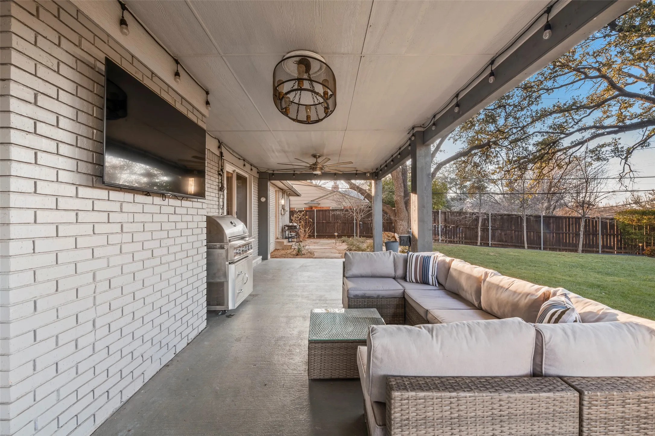 Single Family Residence For Sale in Tarrant County , 6500 Dakar Road W, Fort Worth, Texas 76116, 4 Bedroom, 4 Bathroom, 2 Garage spaces, 2,977 Sqft, built in 1961, mls#21374890, Real Estate Agent in Fort Worth, Homes For Sale in Tarrant county, Homes For Sale in Fort Worth, Realtor in Fort Worth Texas, Real Estate Brokerage Independent Realty Texas, Luminita Cordes Realtor