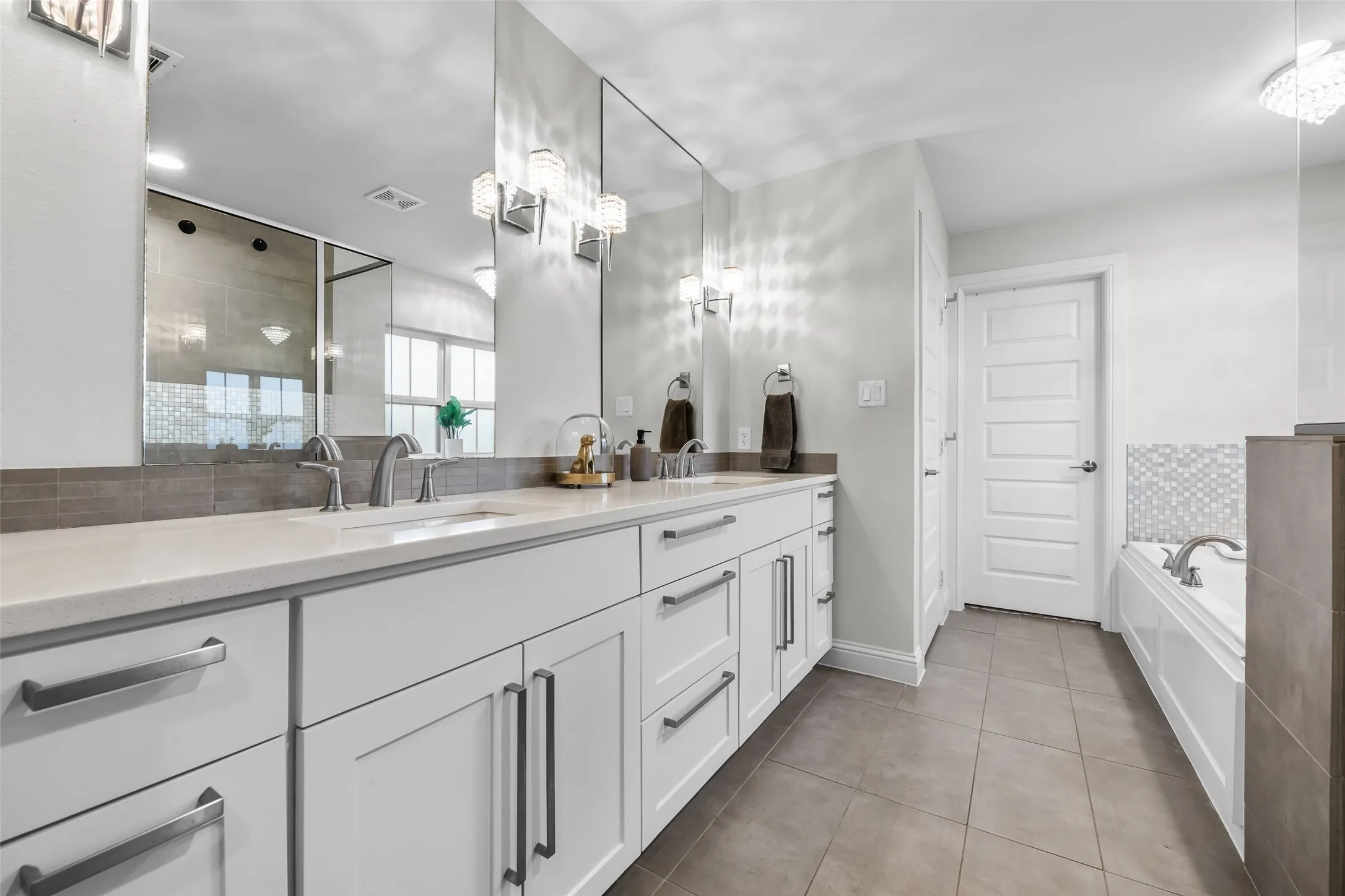 Single Family Residence For Sale in Tarrant County , 6500 Dakar Road W, Fort Worth, Texas 76116, 4 Bedroom, 4 Bathroom, 2 Garage spaces, 2,977 Sqft, built in 1961, mls#21374890, Real Estate Agent in Fort Worth, Homes For Sale in Tarrant county, Homes For Sale in Fort Worth, Realtor in Fort Worth Texas, Real Estate Brokerage Independent Realty Texas, Luminita Cordes Realtor