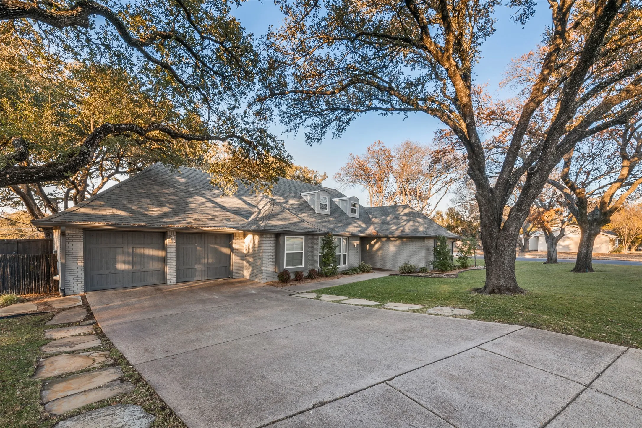 Single Family Residence For Sale in Tarrant County , 6500 Dakar Road W, Fort Worth, Texas 76116, 4 Bedroom, 4 Bathroom, 2 Garage spaces, 2,977 Sqft, built in 1961, mls#21374890, Real Estate Agent in Fort Worth, Homes For Sale in Tarrant county, Homes For Sale in Fort Worth, Realtor in Fort Worth Texas, Real Estate Brokerage Independent Realty Texas, Luminita Cordes Realtor