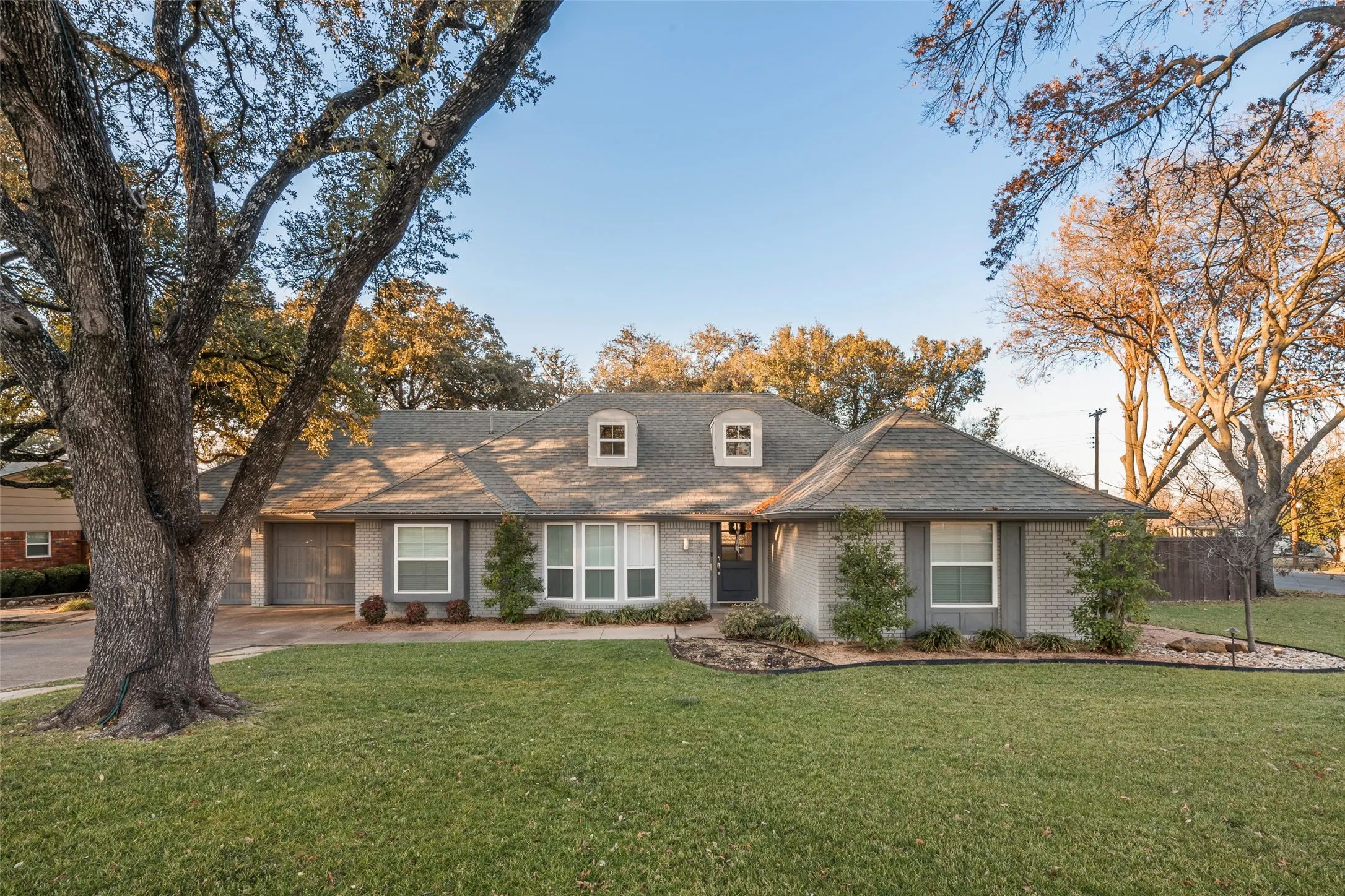 Single Family Residence For Sale in Tarrant County , 6500 Dakar Road W, Fort Worth, Texas 76116, 4 Bedroom, 4 Bathroom, 2 Garage spaces, 2,977 Sqft, built in 1961, mls#21374890, Real Estate Agent in Fort Worth, Homes For Sale in Tarrant county, Homes For Sale in Fort Worth, Realtor in Fort Worth Texas, Real Estate Brokerage Independent Realty Texas, Luminita Cordes Realtor