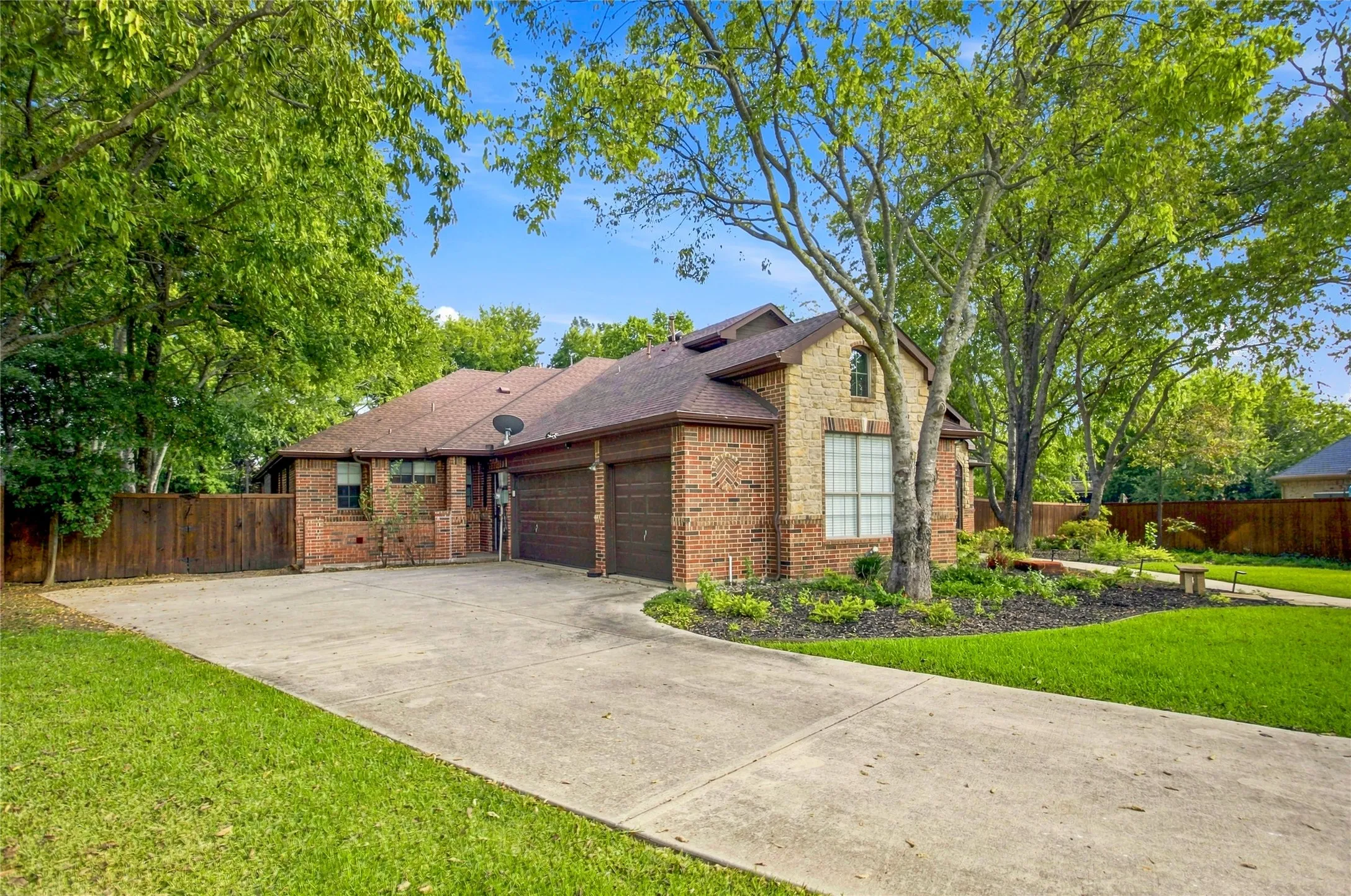 Single Family Residence For Sale in Denton County , 2105 Heather Ridge Court, Flower Mound, Texas 75028, 4 Bedroom, 3 Bathroom, 3 Garage spaces, 3,490 Sqft, built in 1999, mls#21375481, Real Estate Agent in Flower Mound, Homes For Sale in Denton county, Homes For Sale in Flower Mound, Realtor in Flower Mound Texas, Real Estate Brokerage Independent Realty Texas, Luminita Cordes Realtor