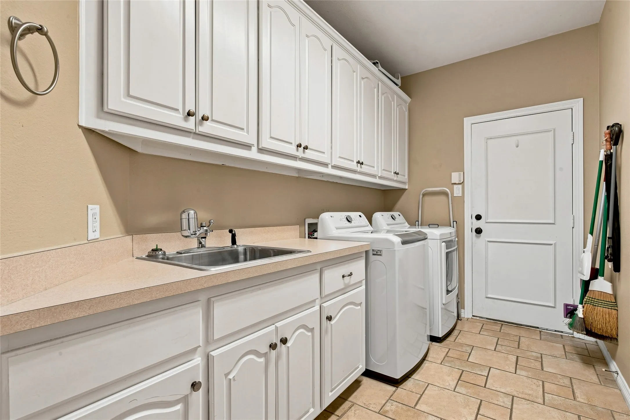 Single Family Residence For Sale in Denton County , 2105 Heather Ridge Court, Flower Mound, Texas 75028, 4 Bedroom, 3 Bathroom, 3 Garage spaces, 3,490 Sqft, built in 1999, mls#21375481, Real Estate Agent in Flower Mound, Homes For Sale in Denton county, Homes For Sale in Flower Mound, Realtor in Flower Mound Texas, Real Estate Brokerage Independent Realty Texas, Luminita Cordes Realtor