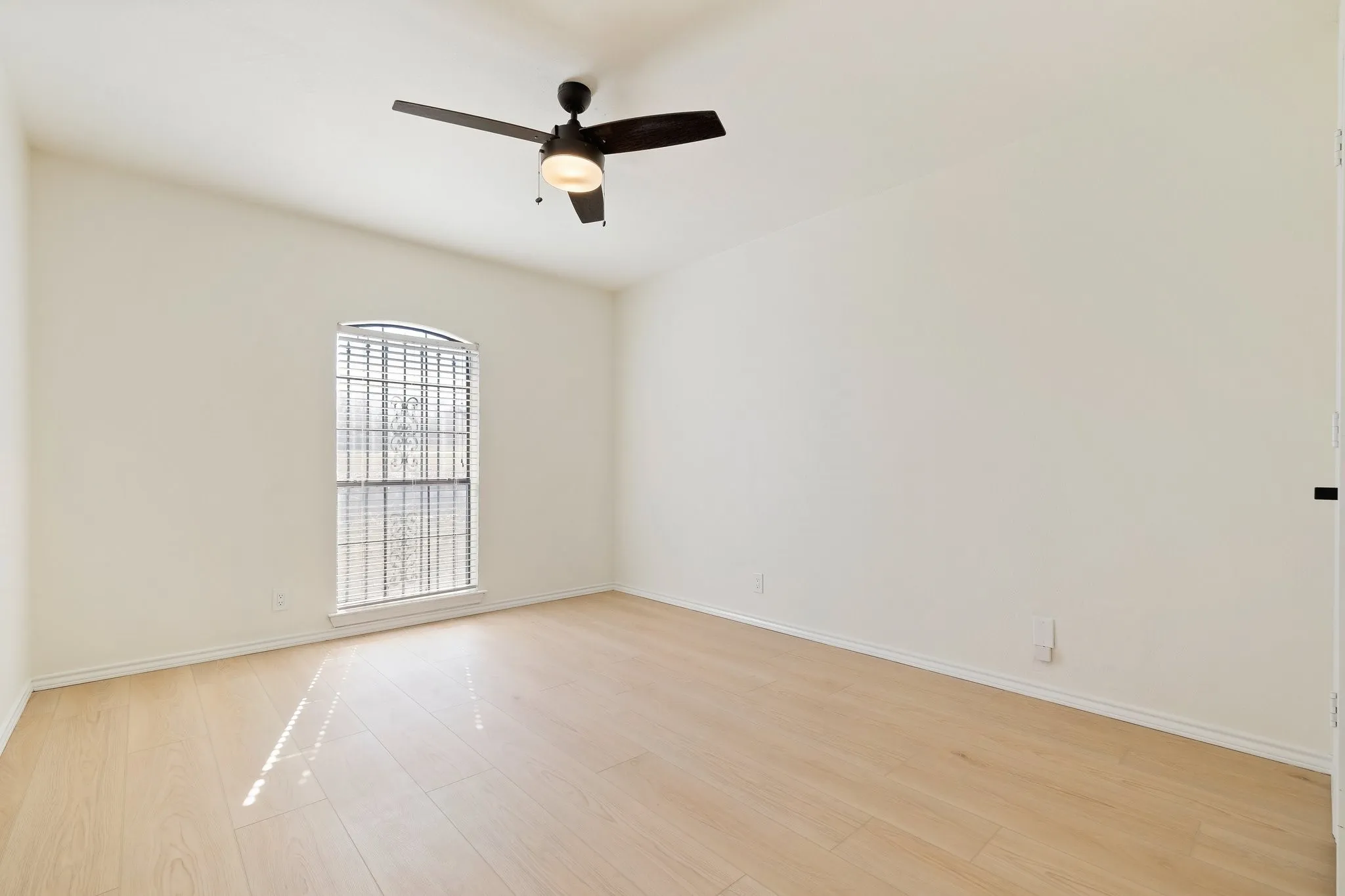 Single Family Residence For Rent in Collin County , 2110 S Mcdonald Street, Mc Kinney, Texas 75069, 3 Bedroom, 2 Bathroom, 2 Garage spaces, 1,980 Sqft, built in 1981, mls#21381072, Real Estate Agent in Mc Kinney, Homes For Rent in Collin county, Homes For Rent in Mc Kinney, Realtor in Mc Kinney Texas, Real Estate Brokerage Independent Realty Texas, Luminita Cordes Realtor