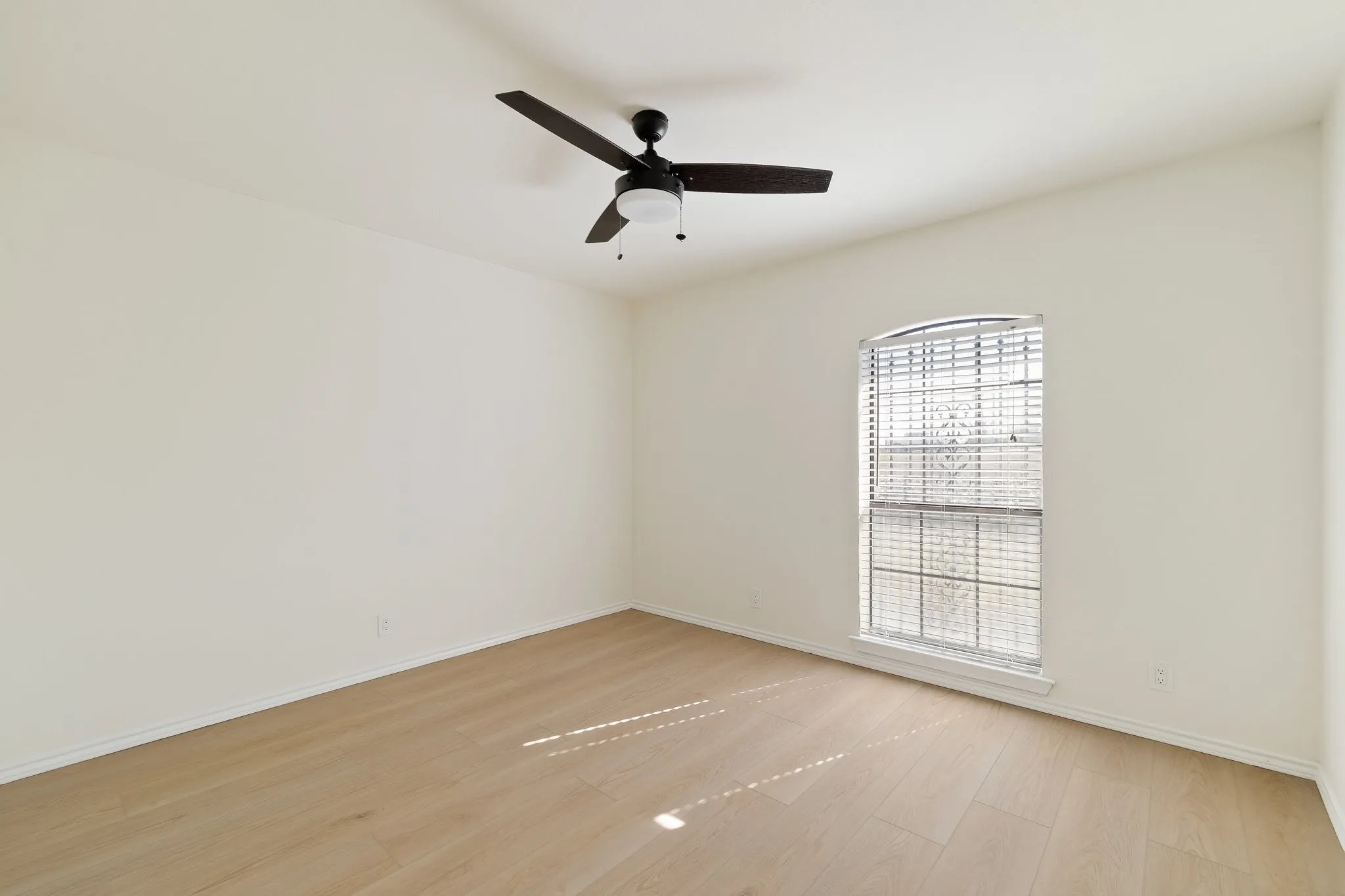 Single Family Residence For Rent in Collin County , 2110 S Mcdonald Street, Mc Kinney, Texas 75069, 3 Bedroom, 2 Bathroom, 2 Garage spaces, 1,980 Sqft, built in 1981, mls#21381072, Real Estate Agent in Mc Kinney, Homes For Rent in Collin county, Homes For Rent in Mc Kinney, Realtor in Mc Kinney Texas, Real Estate Brokerage Independent Realty Texas, Luminita Cordes Realtor
