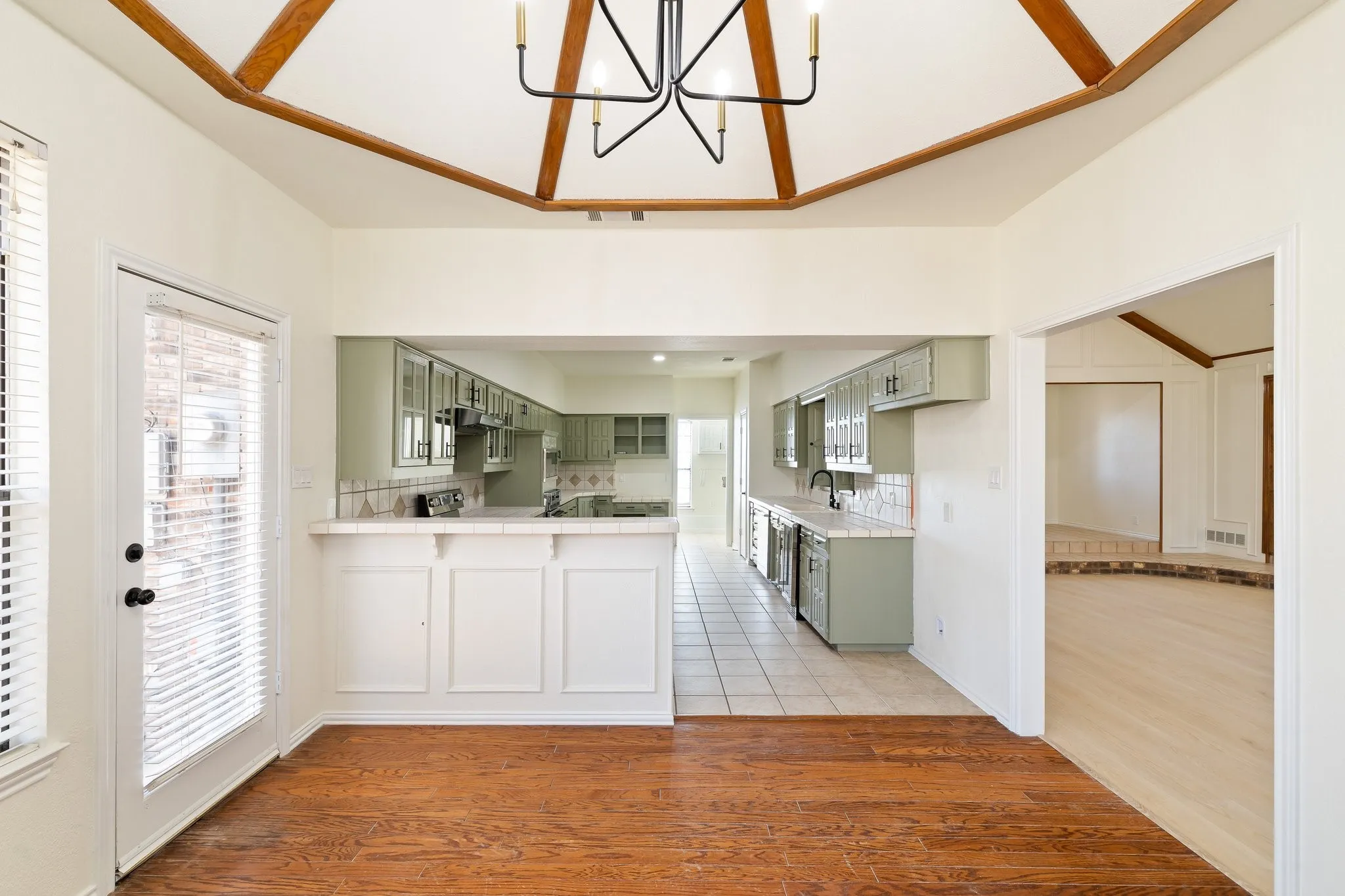 Single Family Residence For Rent in Collin County , 2110 S Mcdonald Street, Mc Kinney, Texas 75069, 3 Bedroom, 2 Bathroom, 2 Garage spaces, 1,980 Sqft, built in 1981, mls#21381072, Real Estate Agent in Mc Kinney, Homes For Rent in Collin county, Homes For Rent in Mc Kinney, Realtor in Mc Kinney Texas, Real Estate Brokerage Independent Realty Texas, Luminita Cordes Realtor