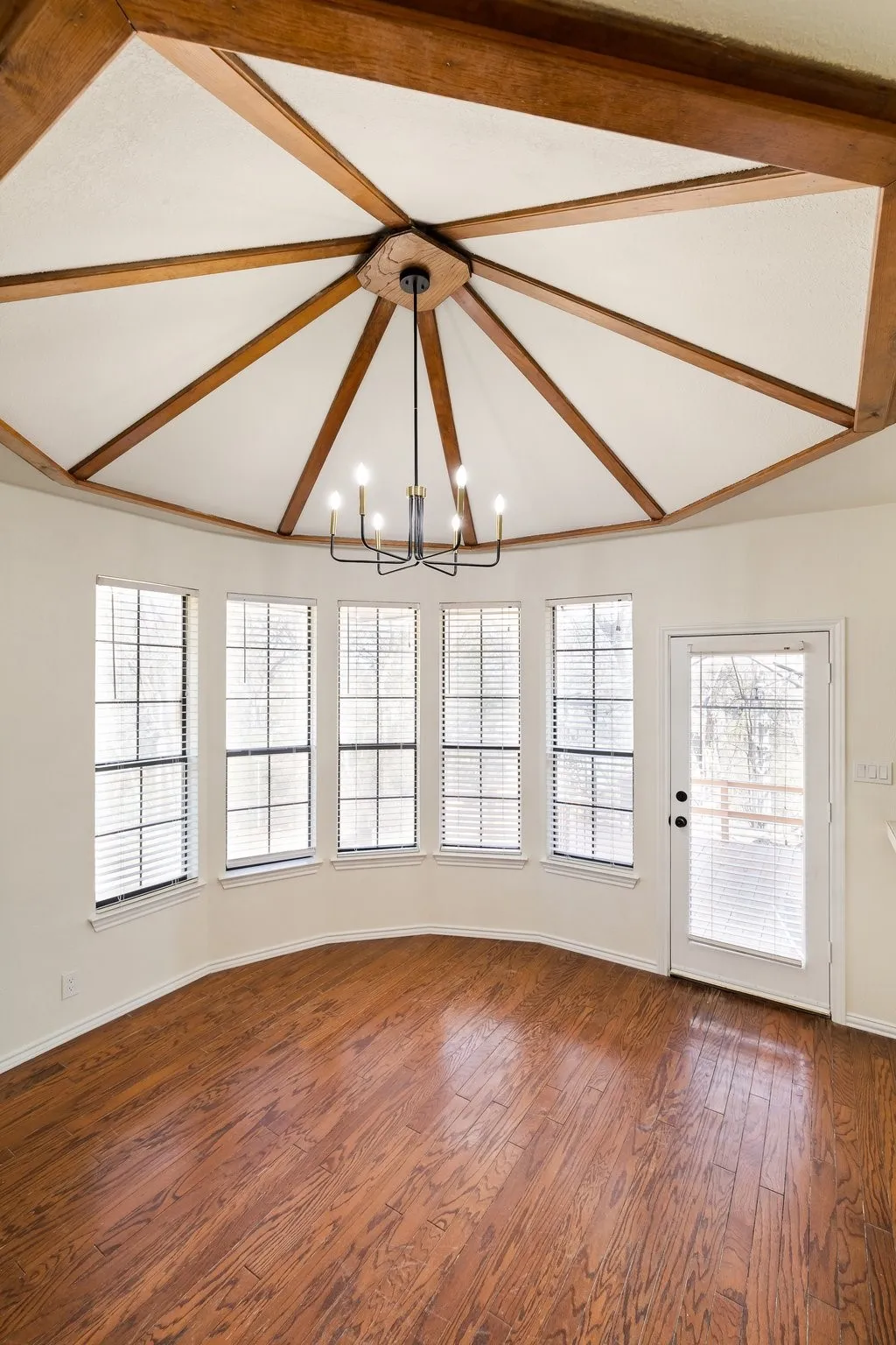 Single Family Residence For Rent in Collin County , 2110 S Mcdonald Street, Mc Kinney, Texas 75069, 3 Bedroom, 2 Bathroom, 2 Garage spaces, 1,980 Sqft, built in 1981, mls#21381072, Real Estate Agent in Mc Kinney, Homes For Rent in Collin county, Homes For Rent in Mc Kinney, Realtor in Mc Kinney Texas, Real Estate Brokerage Independent Realty Texas, Luminita Cordes Realtor