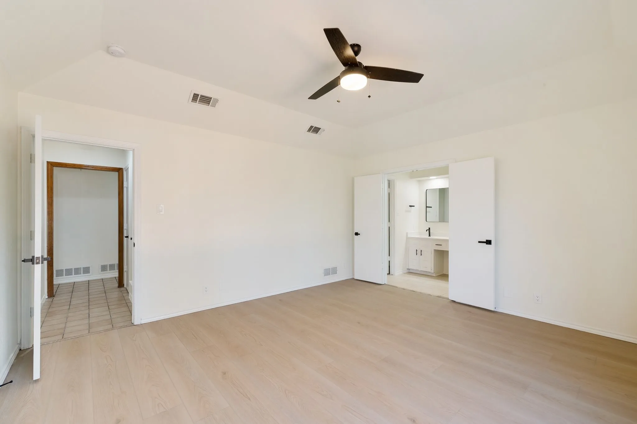 Single Family Residence For Rent in Collin County , 2110 S Mcdonald Street, Mc Kinney, Texas 75069, 3 Bedroom, 2 Bathroom, 2 Garage spaces, 1,980 Sqft, built in 1981, mls#21381072, Real Estate Agent in Mc Kinney, Homes For Rent in Collin county, Homes For Rent in Mc Kinney, Realtor in Mc Kinney Texas, Real Estate Brokerage Independent Realty Texas, Luminita Cordes Realtor
