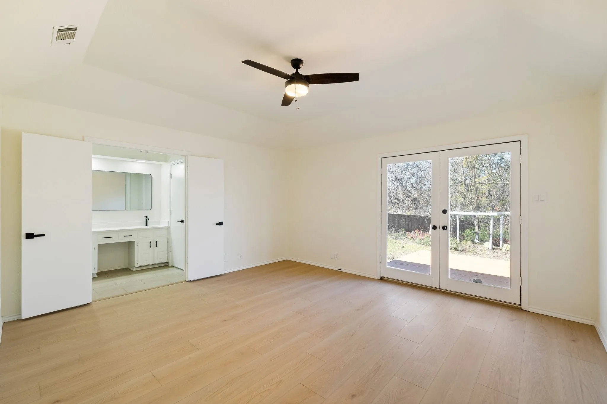 Single Family Residence For Rent in Collin County , 2110 S Mcdonald Street, Mc Kinney, Texas 75069, 3 Bedroom, 2 Bathroom, 2 Garage spaces, 1,980 Sqft, built in 1981, mls#21381072, Real Estate Agent in Mc Kinney, Homes For Rent in Collin county, Homes For Rent in Mc Kinney, Realtor in Mc Kinney Texas, Real Estate Brokerage Independent Realty Texas, Luminita Cordes Realtor