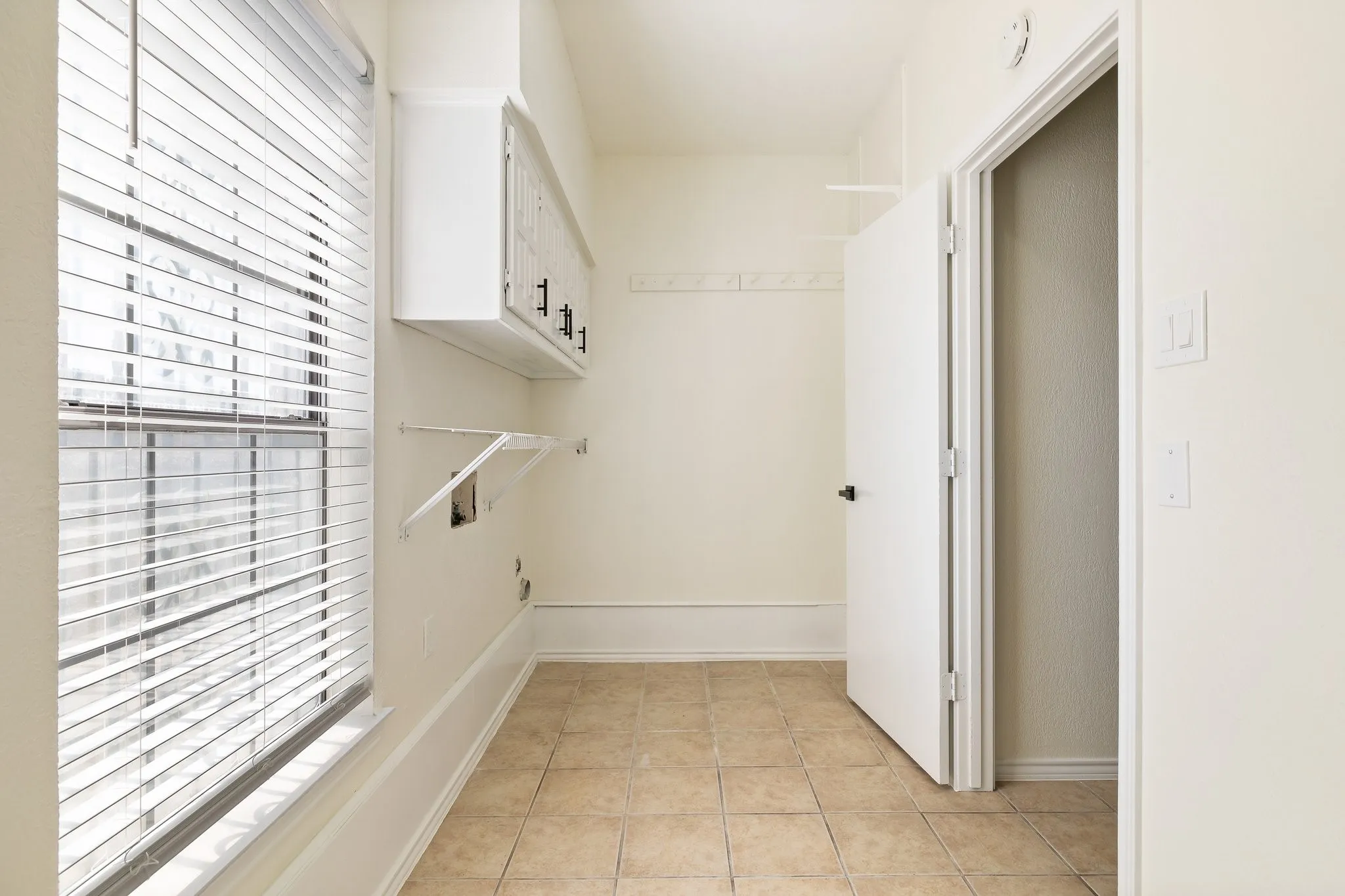 Single Family Residence For Rent in Collin County , 2110 S Mcdonald Street, Mc Kinney, Texas 75069, 3 Bedroom, 2 Bathroom, 2 Garage spaces, 1,980 Sqft, built in 1981, mls#21381072, Real Estate Agent in Mc Kinney, Homes For Rent in Collin county, Homes For Rent in Mc Kinney, Realtor in Mc Kinney Texas, Real Estate Brokerage Independent Realty Texas, Luminita Cordes Realtor