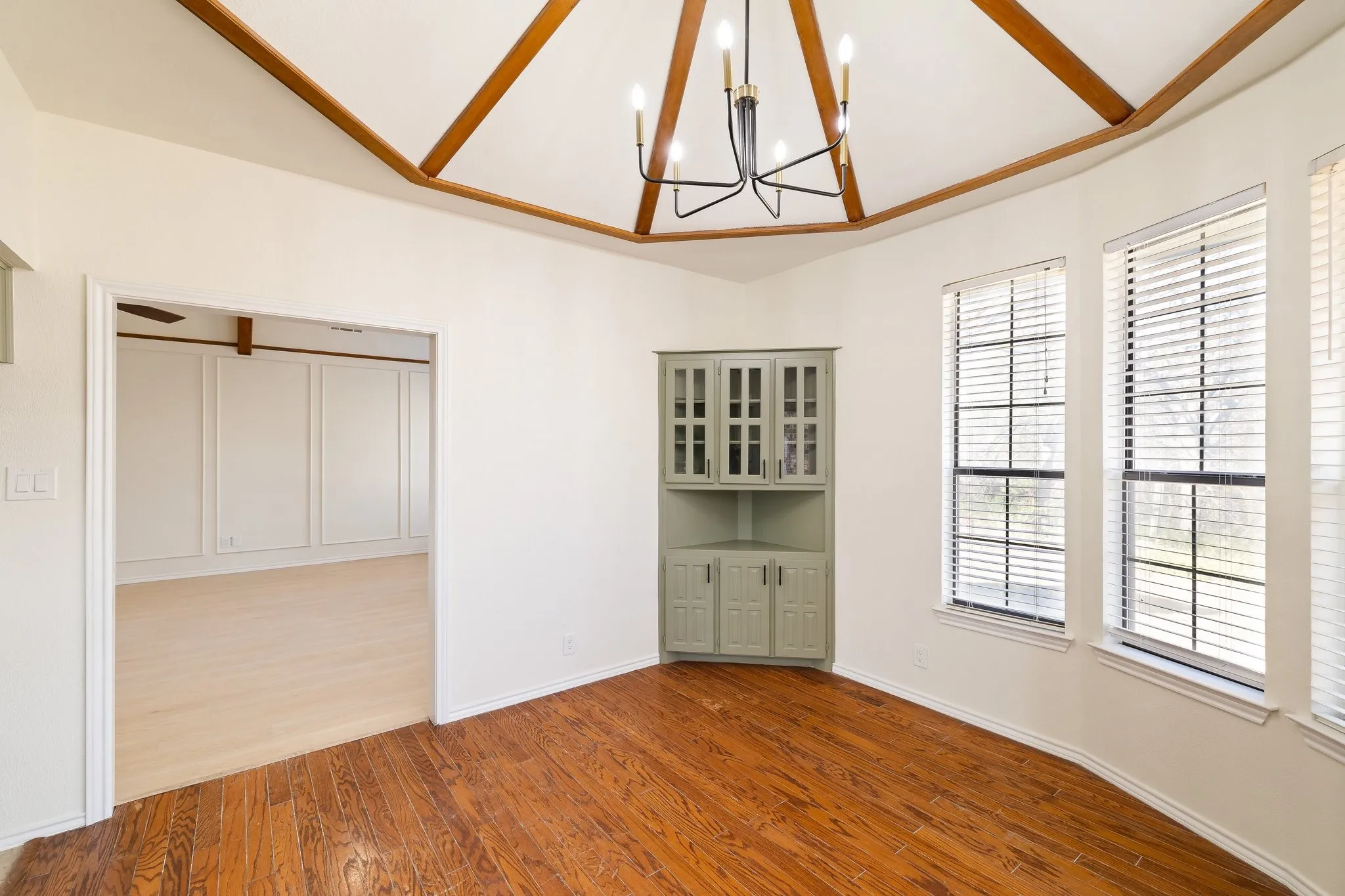 Single Family Residence For Rent in Collin County , 2110 S Mcdonald Street, Mc Kinney, Texas 75069, 3 Bedroom, 2 Bathroom, 2 Garage spaces, 1,980 Sqft, built in 1981, mls#21381072, Real Estate Agent in Mc Kinney, Homes For Rent in Collin county, Homes For Rent in Mc Kinney, Realtor in Mc Kinney Texas, Real Estate Brokerage Independent Realty Texas, Luminita Cordes Realtor