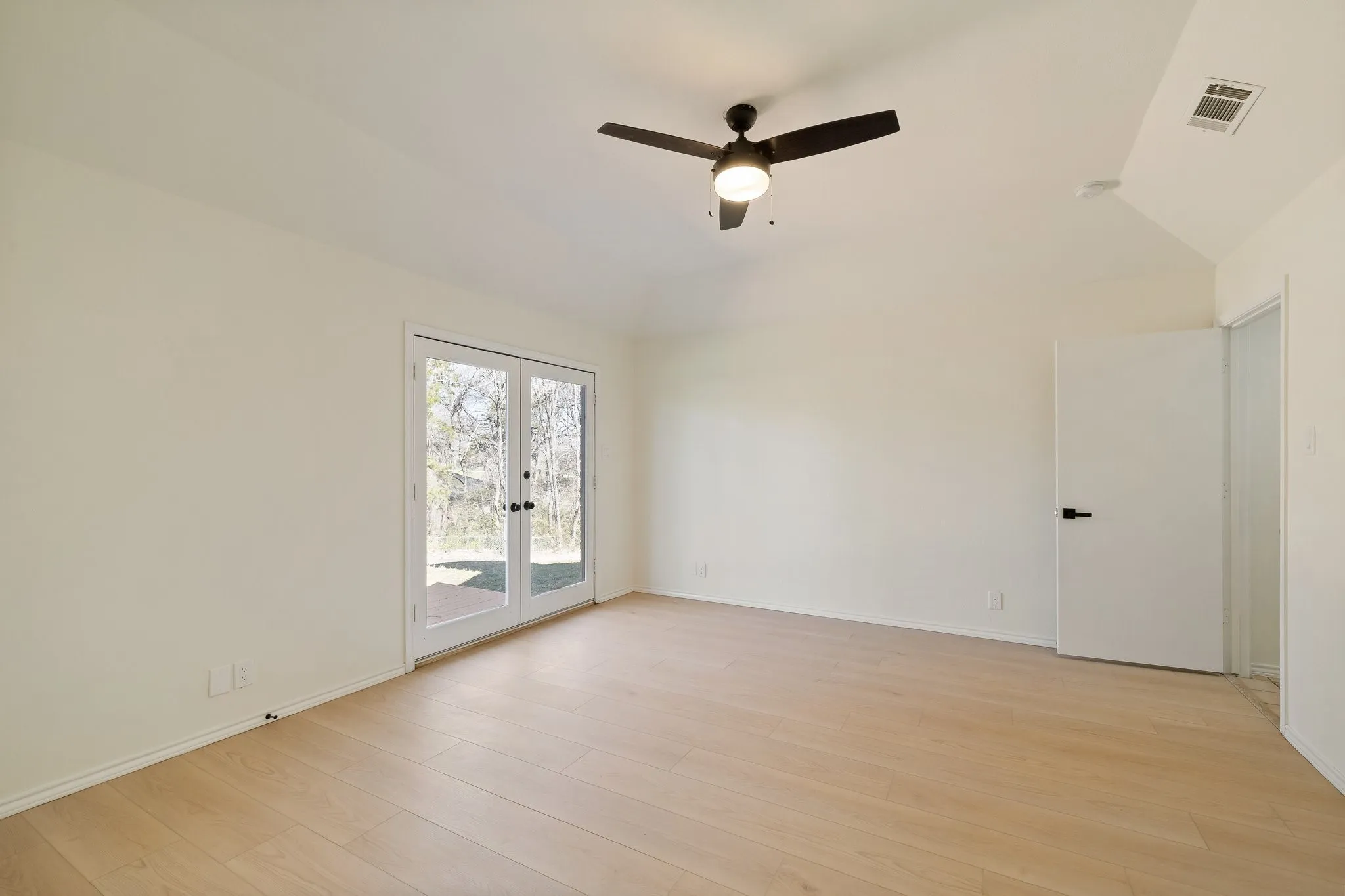 Single Family Residence For Rent in Collin County , 2110 S Mcdonald Street, Mc Kinney, Texas 75069, 3 Bedroom, 2 Bathroom, 2 Garage spaces, 1,980 Sqft, built in 1981, mls#21381072, Real Estate Agent in Mc Kinney, Homes For Rent in Collin county, Homes For Rent in Mc Kinney, Realtor in Mc Kinney Texas, Real Estate Brokerage Independent Realty Texas, Luminita Cordes Realtor