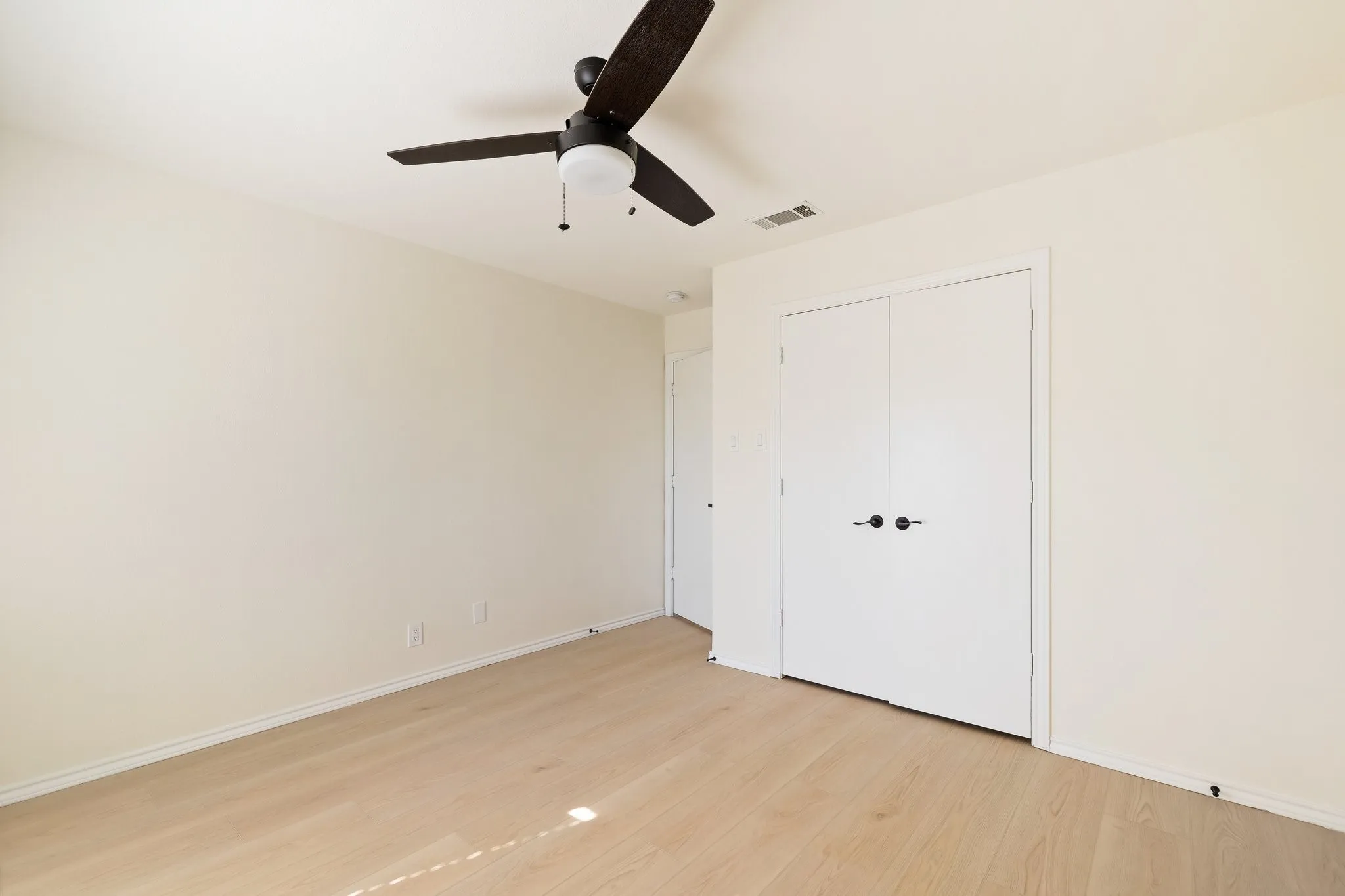 Single Family Residence For Rent in Collin County , 2110 S Mcdonald Street, Mc Kinney, Texas 75069, 3 Bedroom, 2 Bathroom, 2 Garage spaces, 1,980 Sqft, built in 1981, mls#21381072, Real Estate Agent in Mc Kinney, Homes For Rent in Collin county, Homes For Rent in Mc Kinney, Realtor in Mc Kinney Texas, Real Estate Brokerage Independent Realty Texas, Luminita Cordes Realtor
