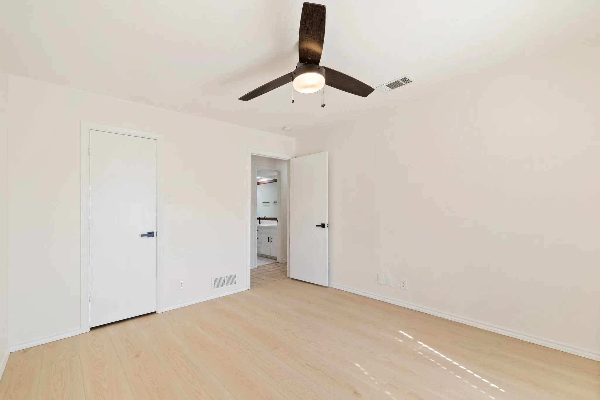 Single Family Residence For Rent in Collin County , 2110 S Mcdonald Street, Mc Kinney, Texas 75069, 3 Bedroom, 2 Bathroom, 2 Garage spaces, 1,980 Sqft, built in 1981, mls#21381072, Real Estate Agent in Mc Kinney, Homes For Rent in Collin county, Homes For Rent in Mc Kinney, Realtor in Mc Kinney Texas, Real Estate Brokerage Independent Realty Texas, Luminita Cordes Realtor