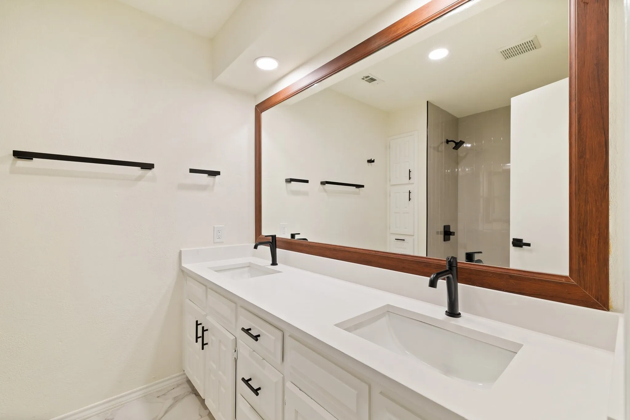 Single Family Residence For Rent in Collin County , 2110 S Mcdonald Street, Mc Kinney, Texas 75069, 3 Bedroom, 2 Bathroom, 2 Garage spaces, 1,980 Sqft, built in 1981, mls#21381072, Real Estate Agent in Mc Kinney, Homes For Rent in Collin county, Homes For Rent in Mc Kinney, Realtor in Mc Kinney Texas, Real Estate Brokerage Independent Realty Texas, Luminita Cordes Realtor